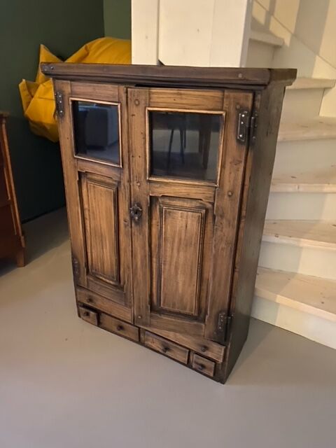 Armoire en chêne avec portes partiellement vitrées