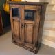 Armoire en chêne avec portes partiellement vitrées