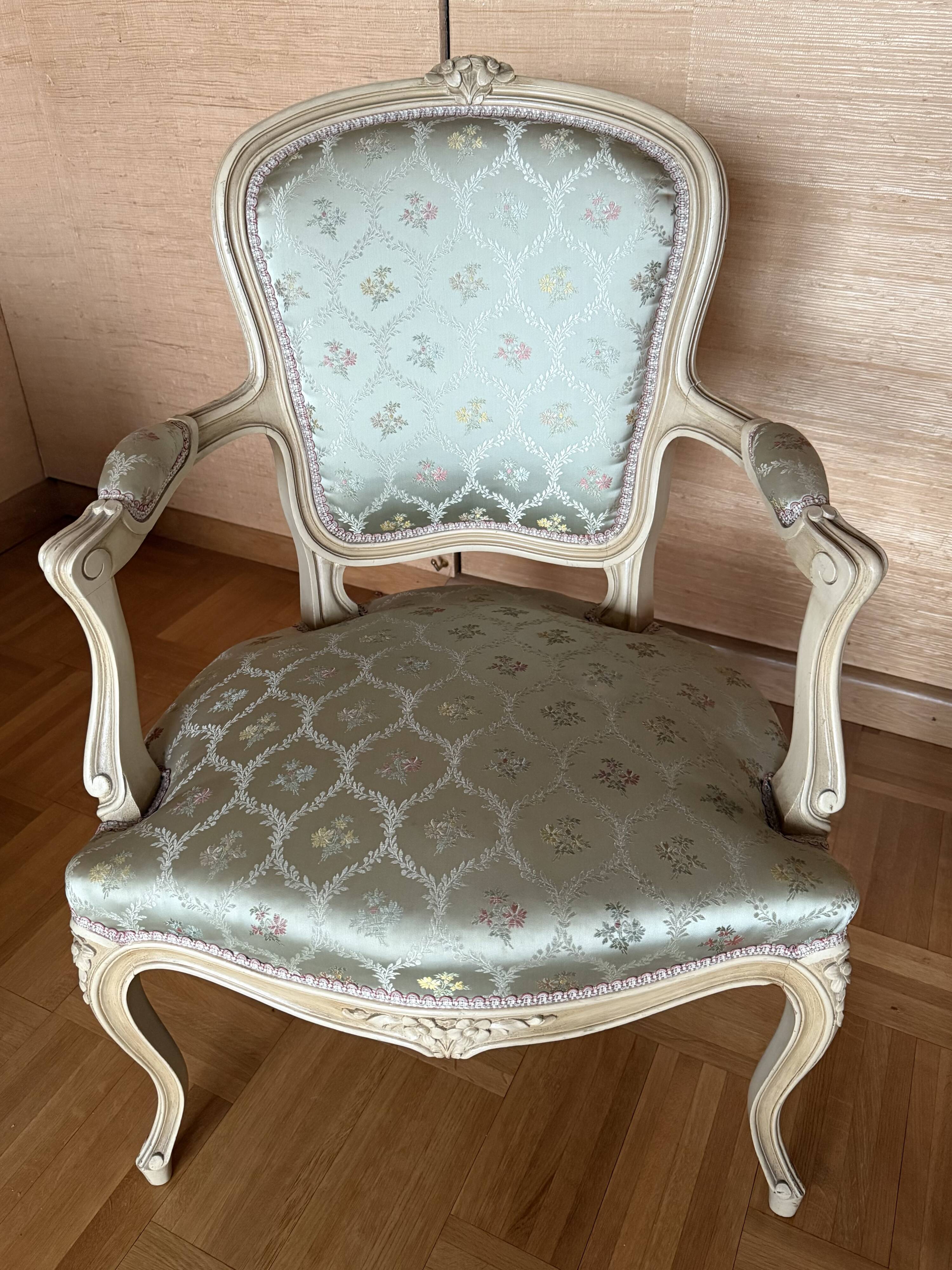 4 cabriolet chairs in Louis XV style – patinated painted wood – floral fabric