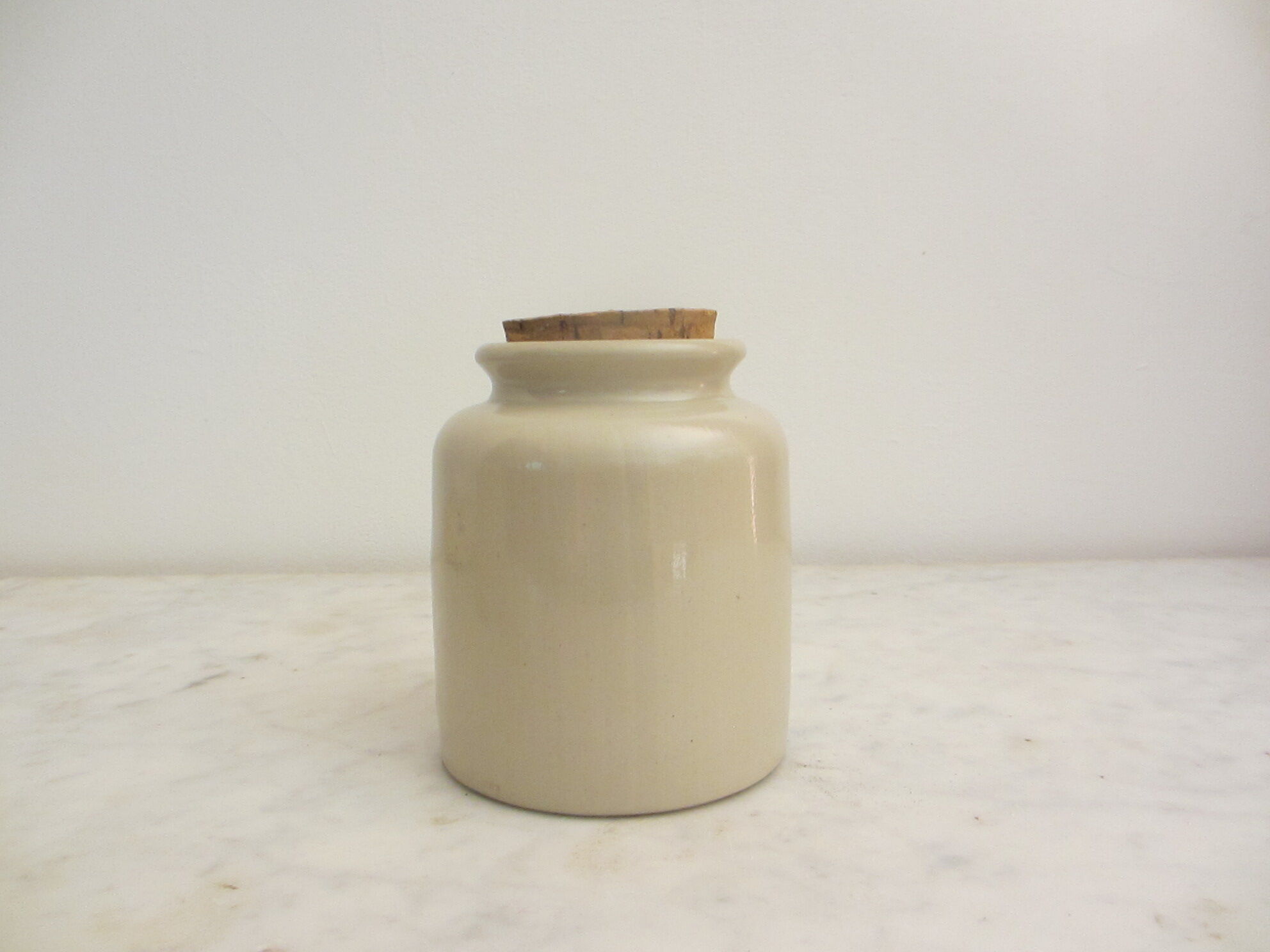 2 Stoneware pots with crusted cork stopper