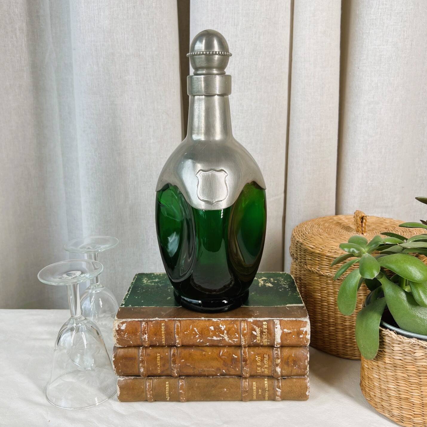 Carafe ou flacon en verre vert et étain