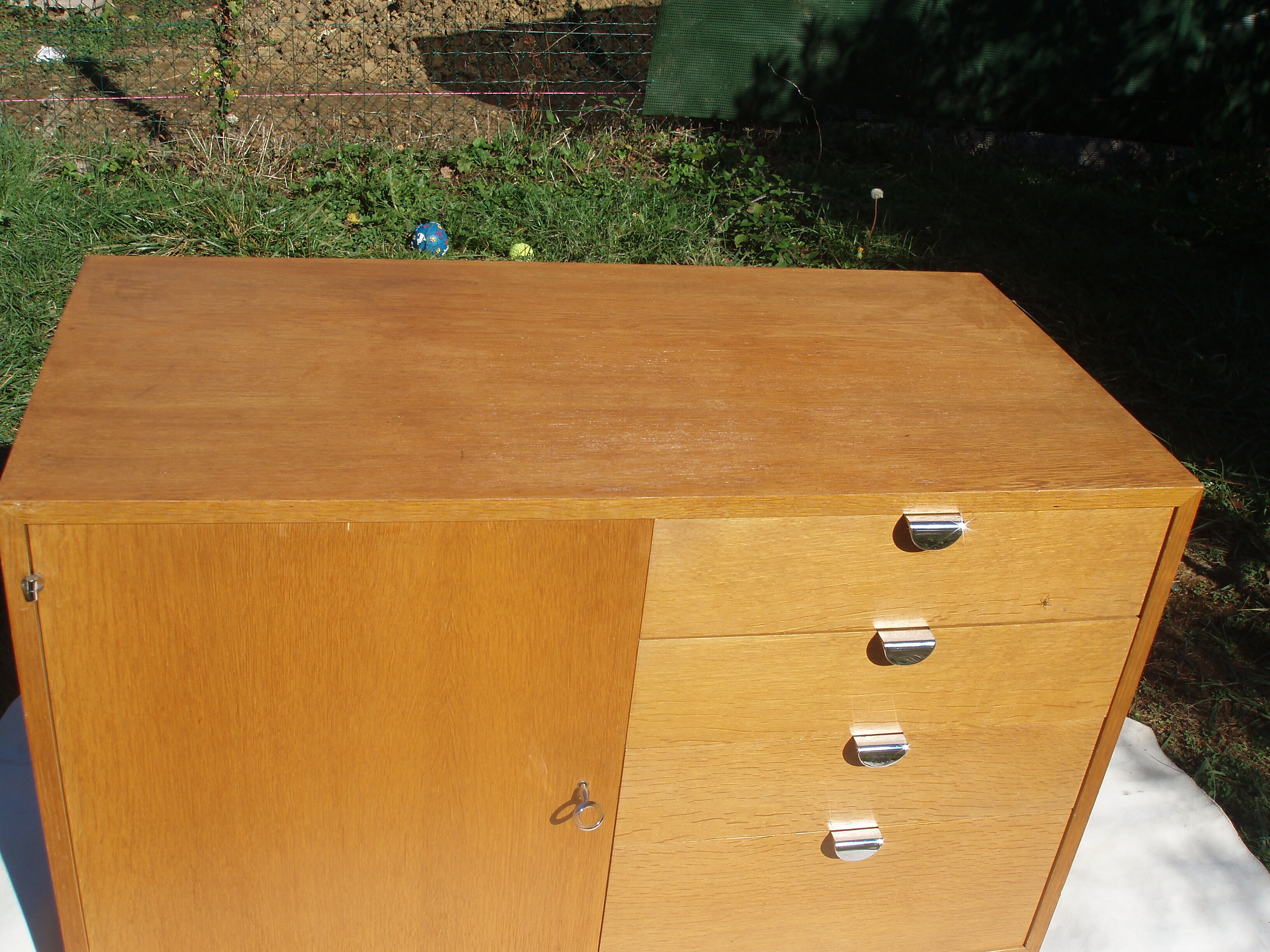 Oak chest of drawers