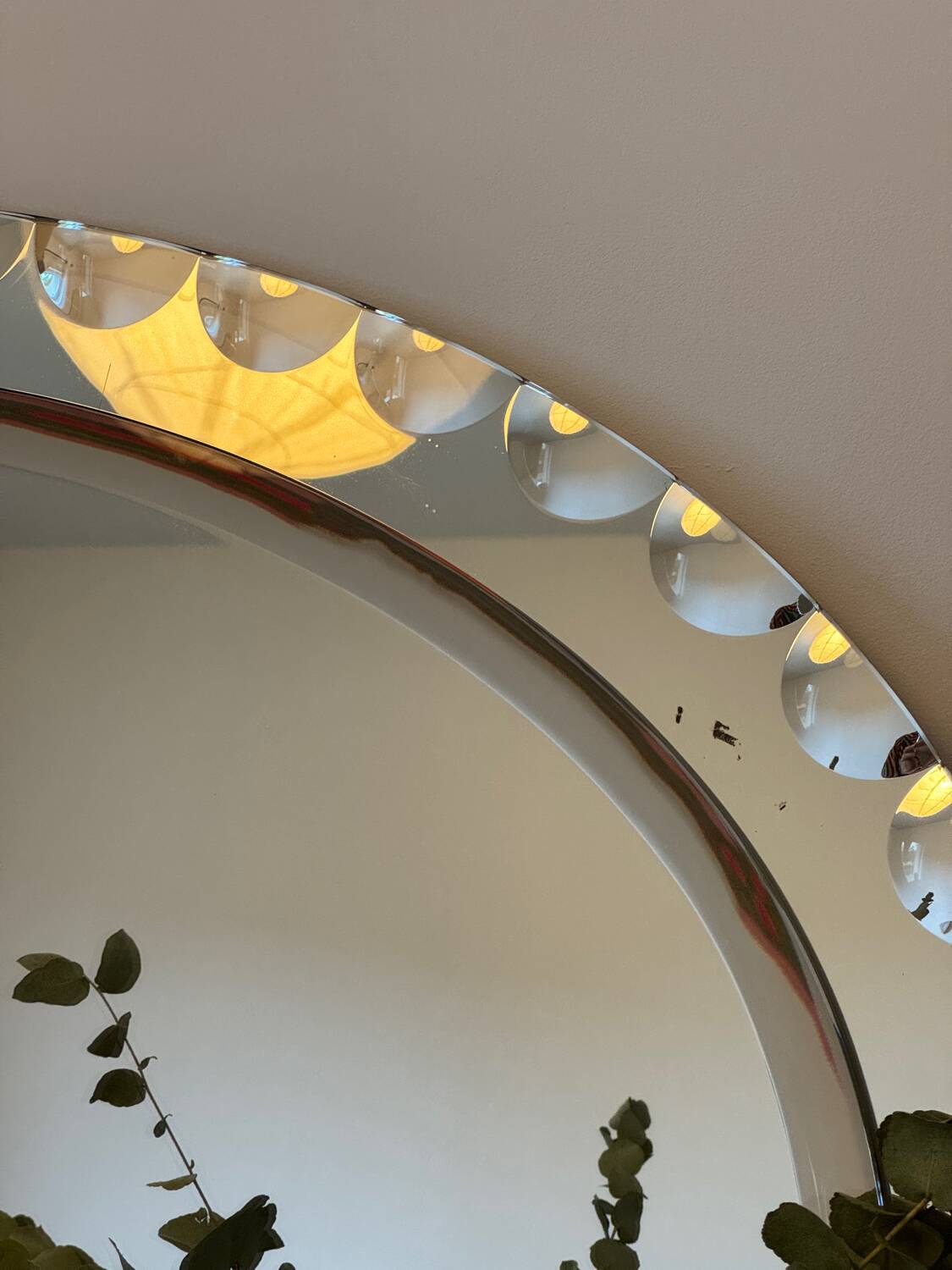 Vintage oval decorative mirror with beveled and chiseled effect