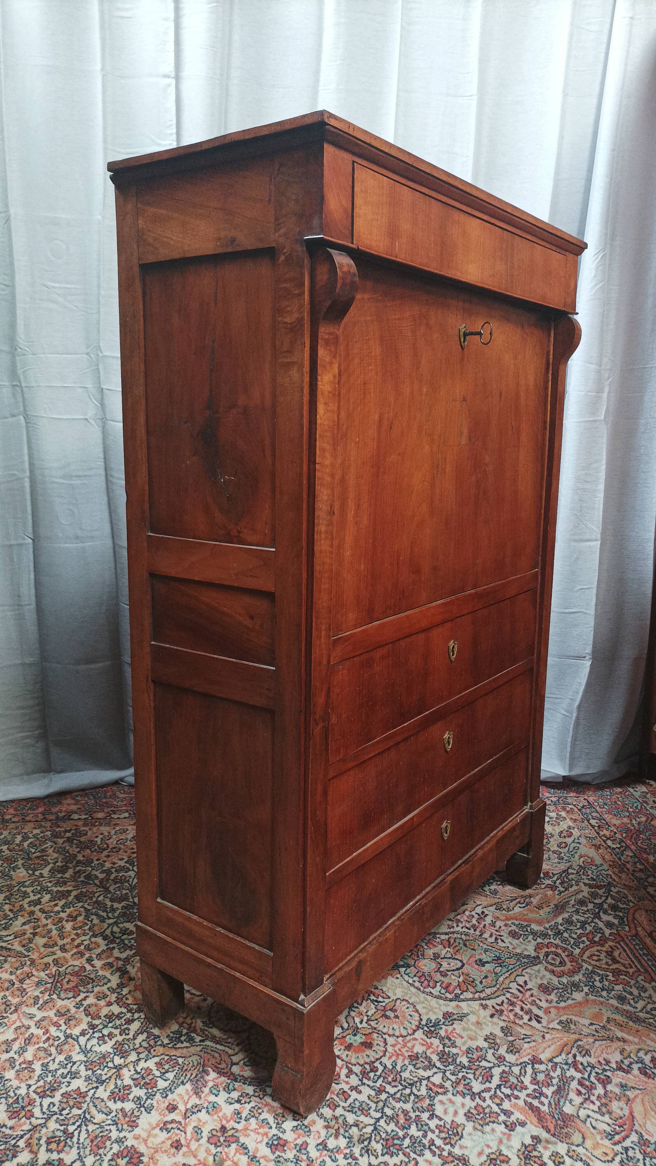 Secrétaire époque Restauration en noyer