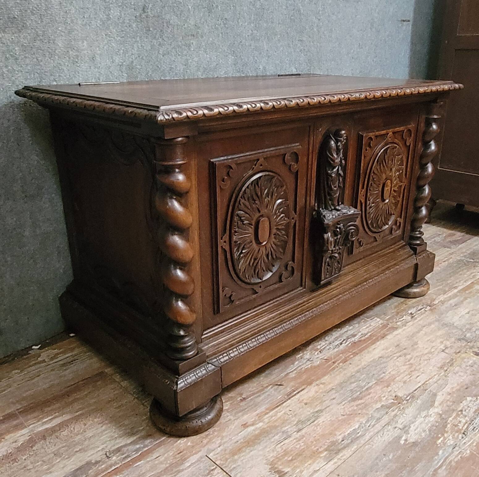 Coffre ancien style Renaissance en noyer massif richement sculpté