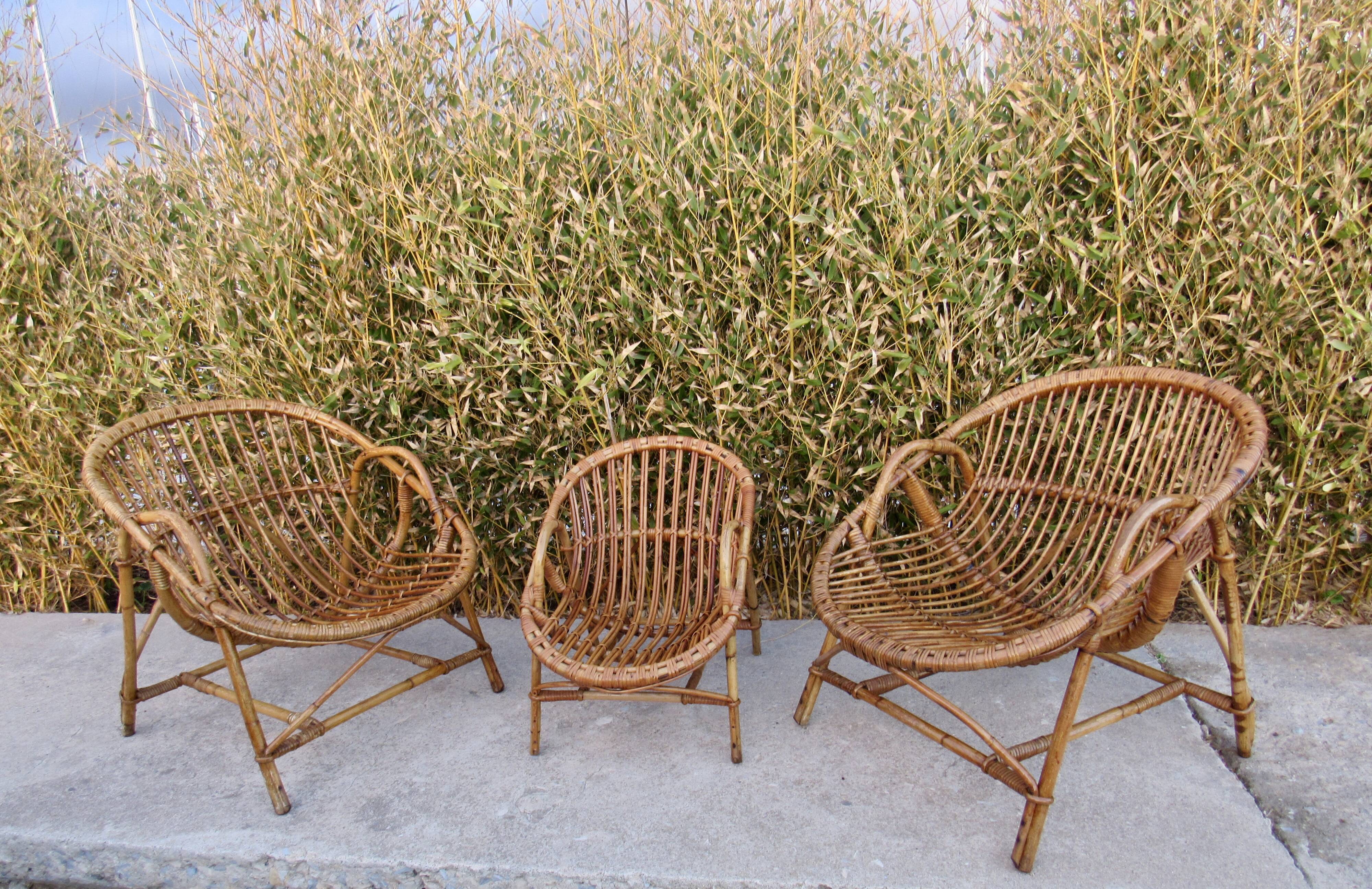 Set de trois fauteuils en rotin.