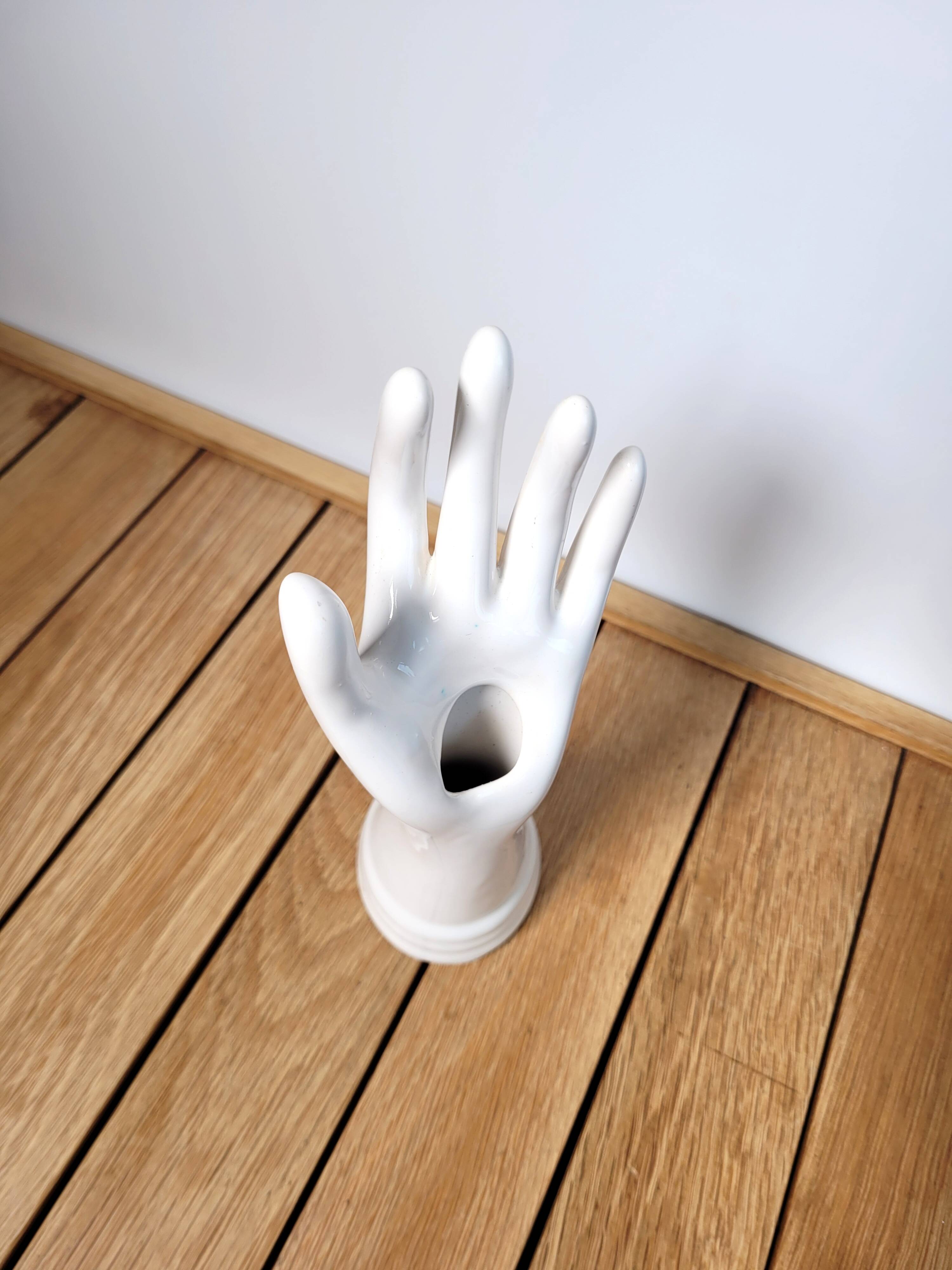 White soliflore ring sizer with bracelets