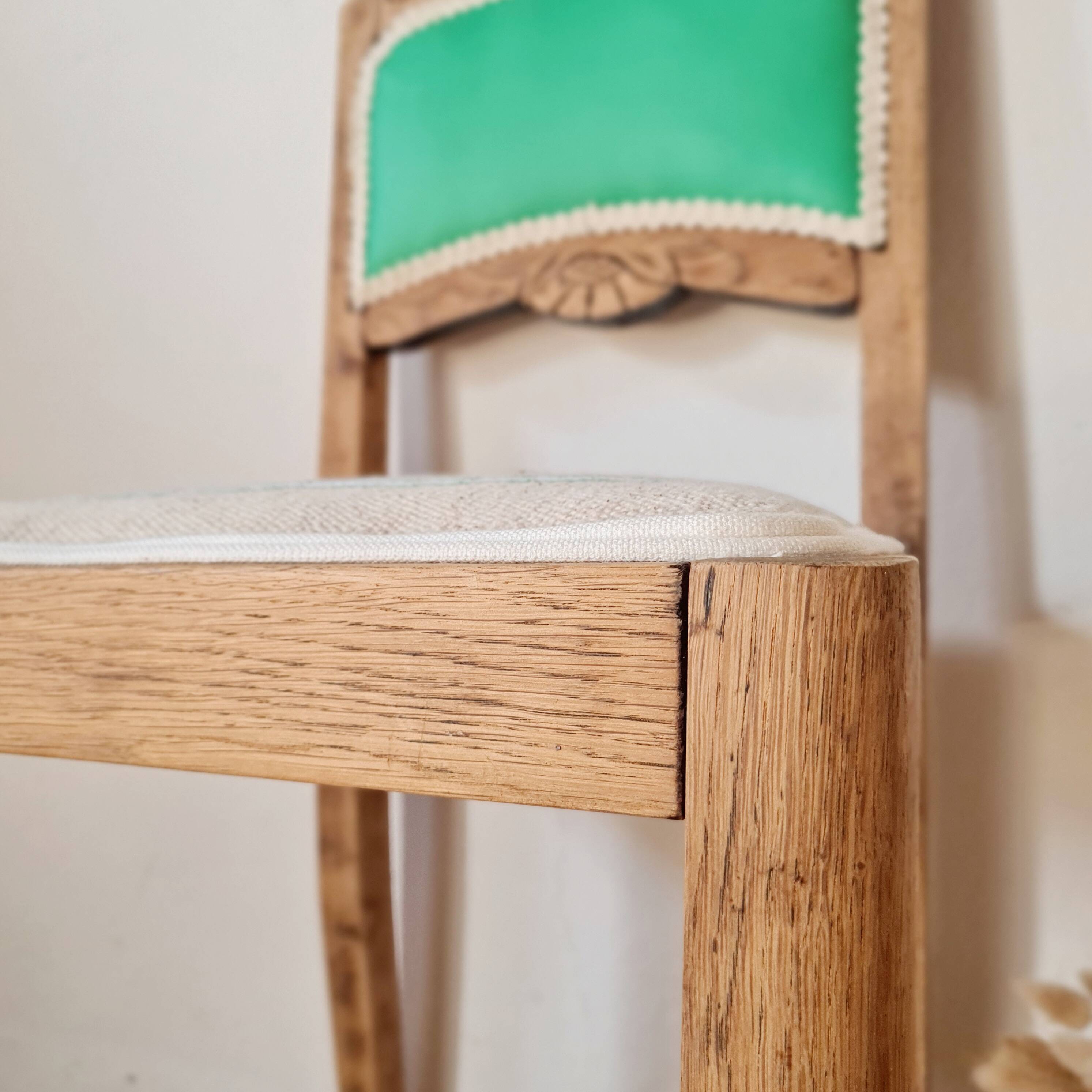 Chaise ancienne rénovée – bois sculpté et dossier vert