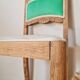 Chaise ancienne rénovée – bois sculpté et dossier vert