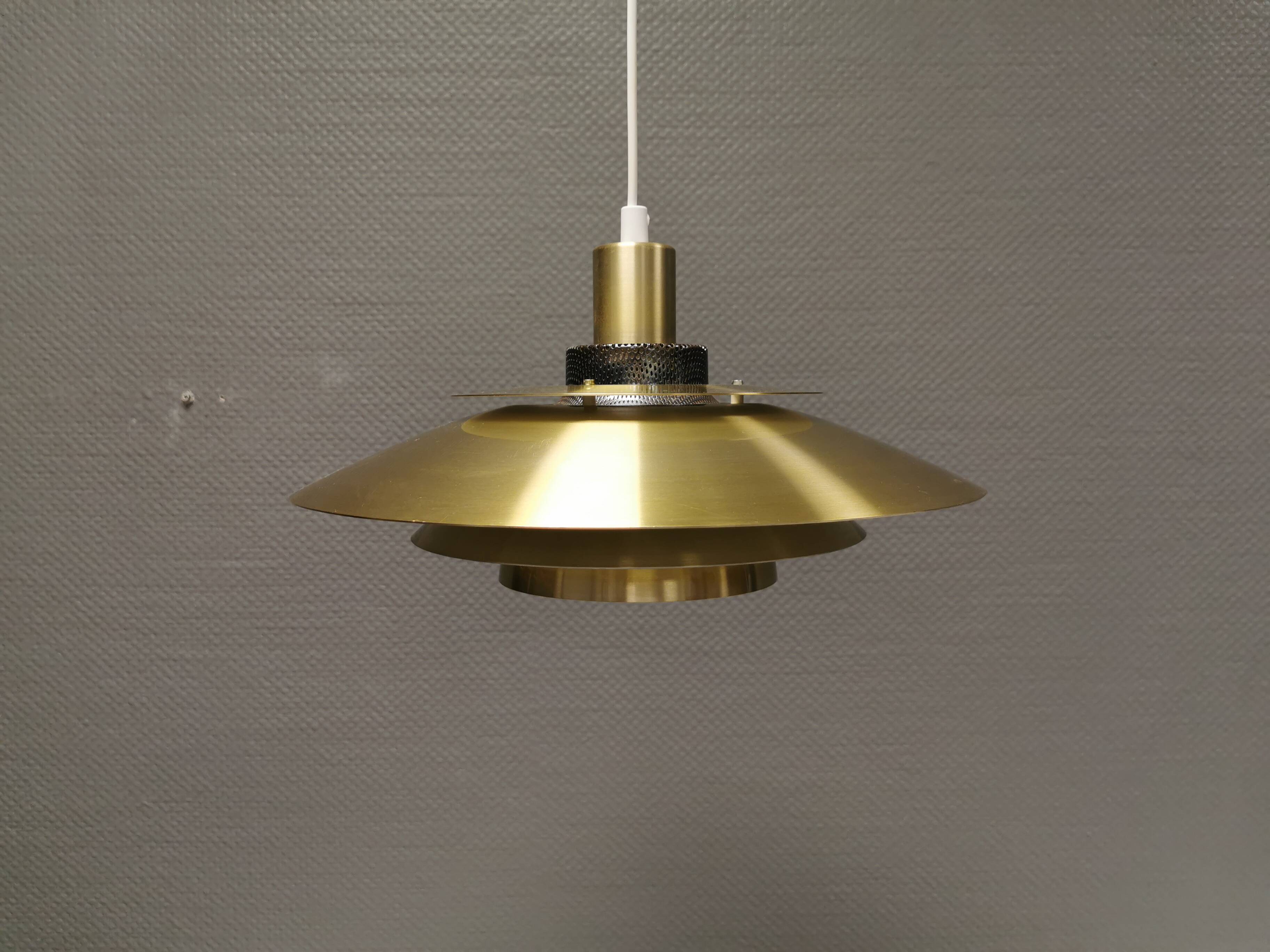 Lampe à suspension en aluminium laqué or de la marque danoise JEKA (fermée au début des années 90) modèle Opus 8037-H