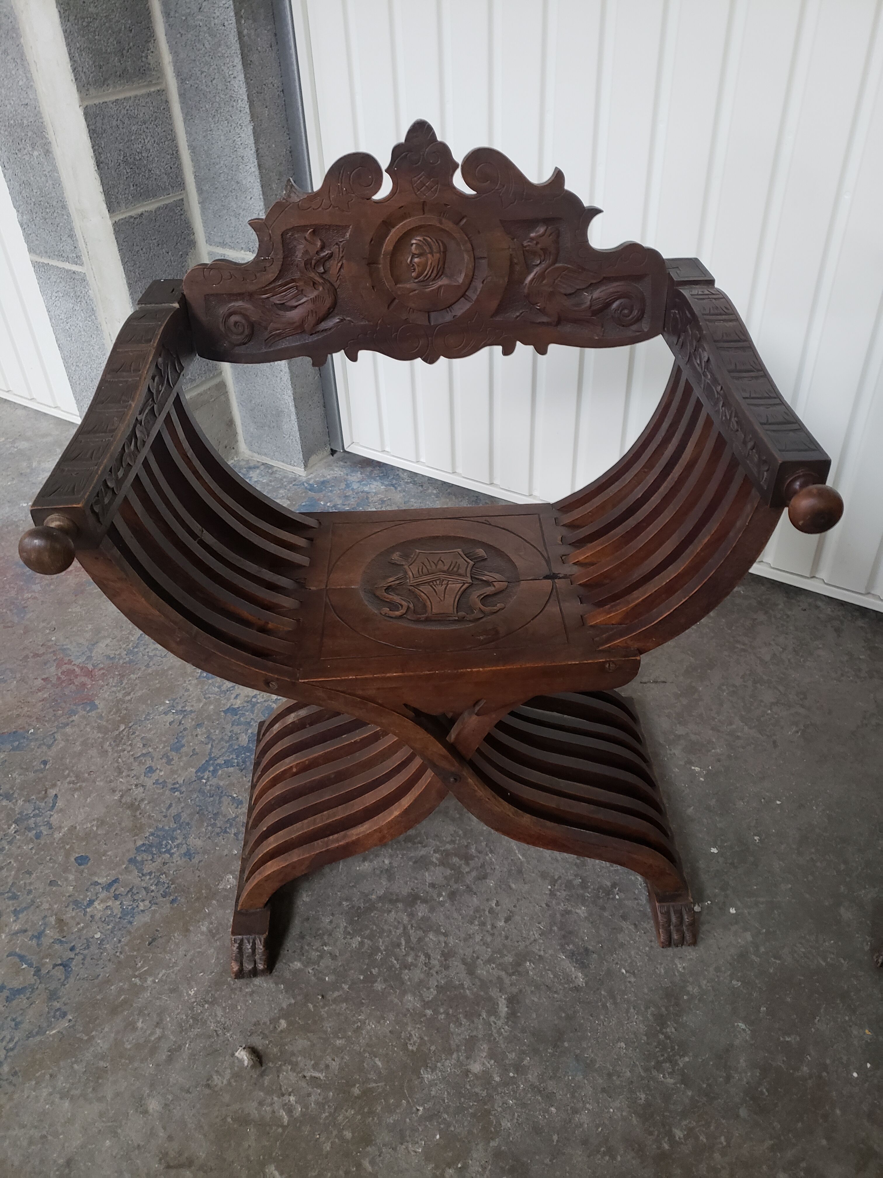 Paire de fauteuils curule ou dagobert