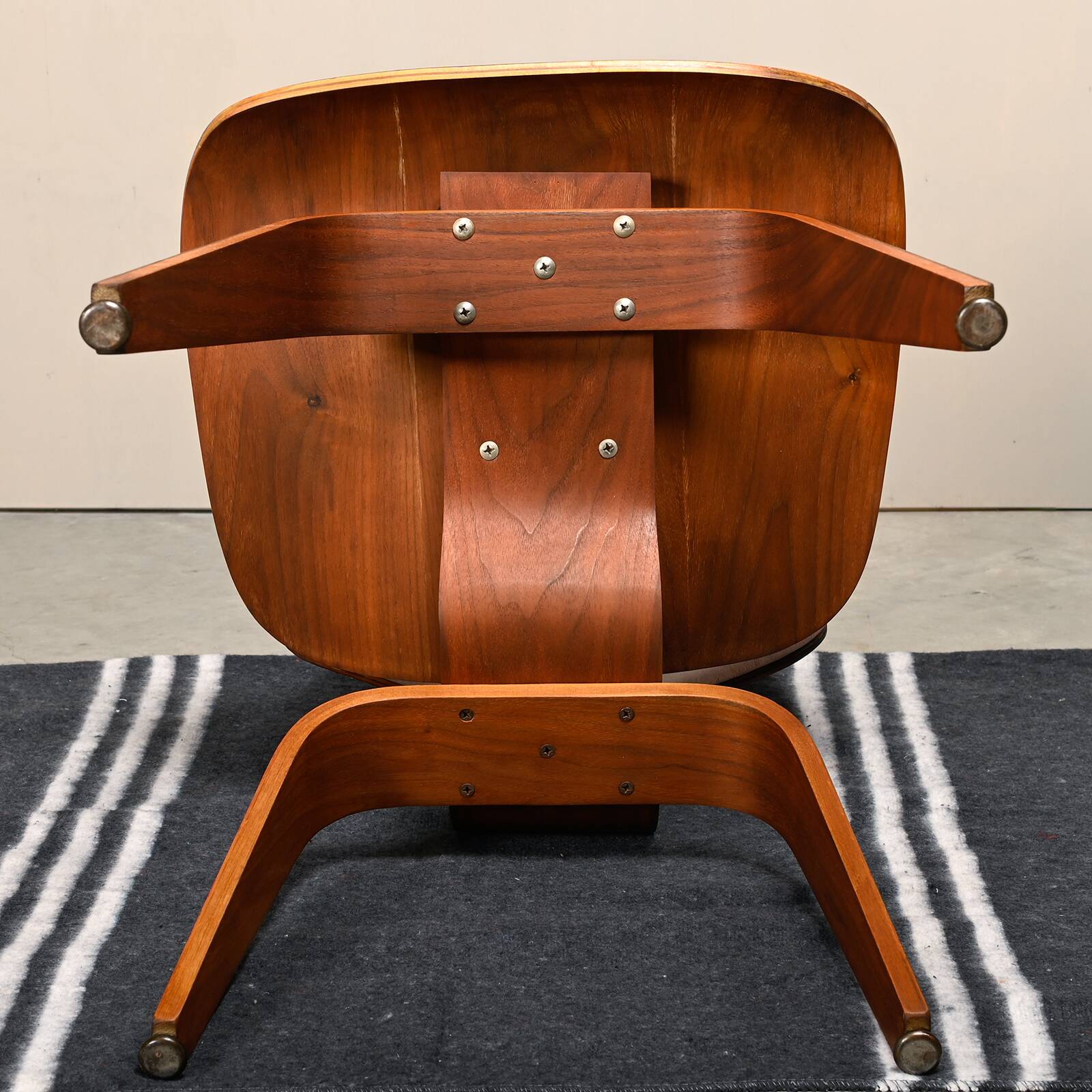 Chaise en contreplaqué de noyer DCW restaurée de Charles & Ray Eames, Herman Miller