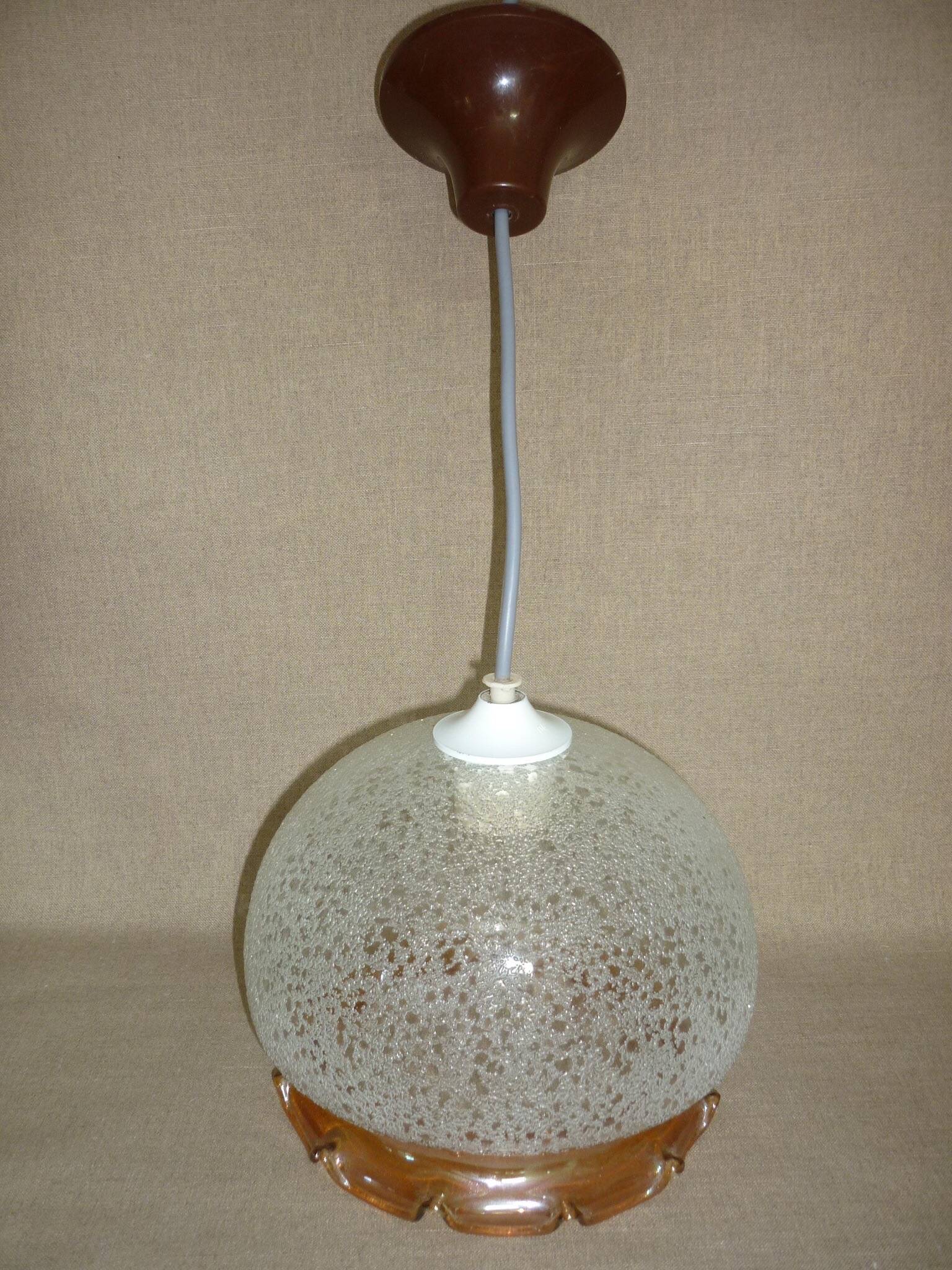 Chandelier in scratched glass and moiré rim