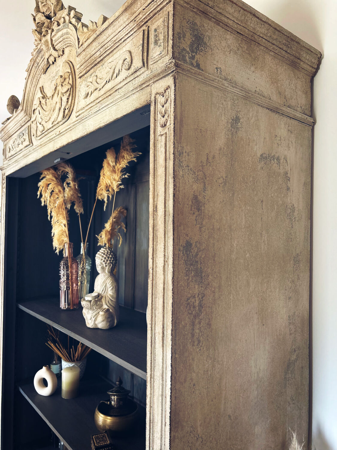 Superb patinated bonnetière in the Tuscan style