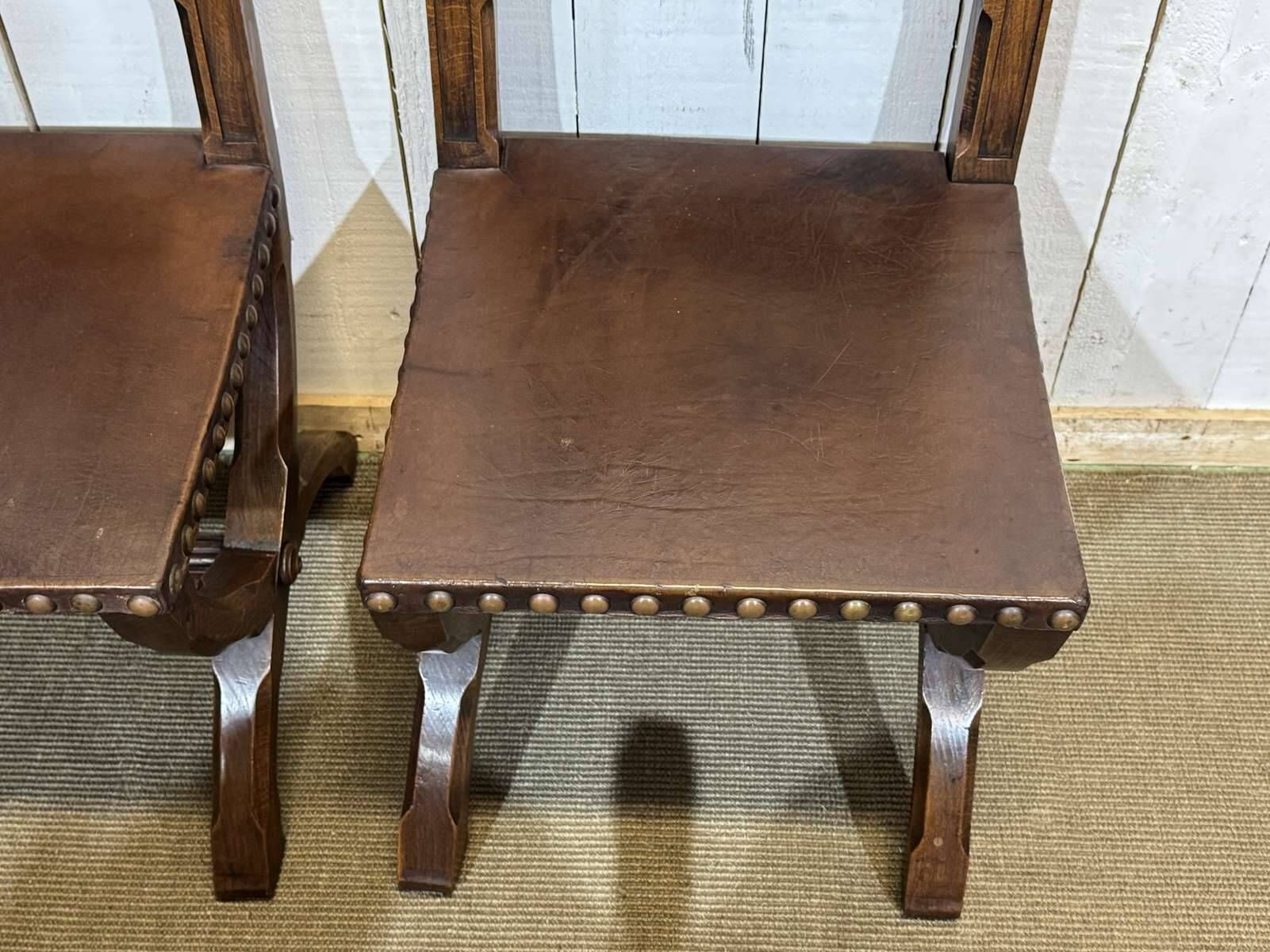 Suite de 6 chaises et 2 fauteuils en chêne et cuir à décor gothique