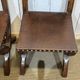 Suite de 6 chaises et 2 fauteuils en chêne et cuir à décor gothique