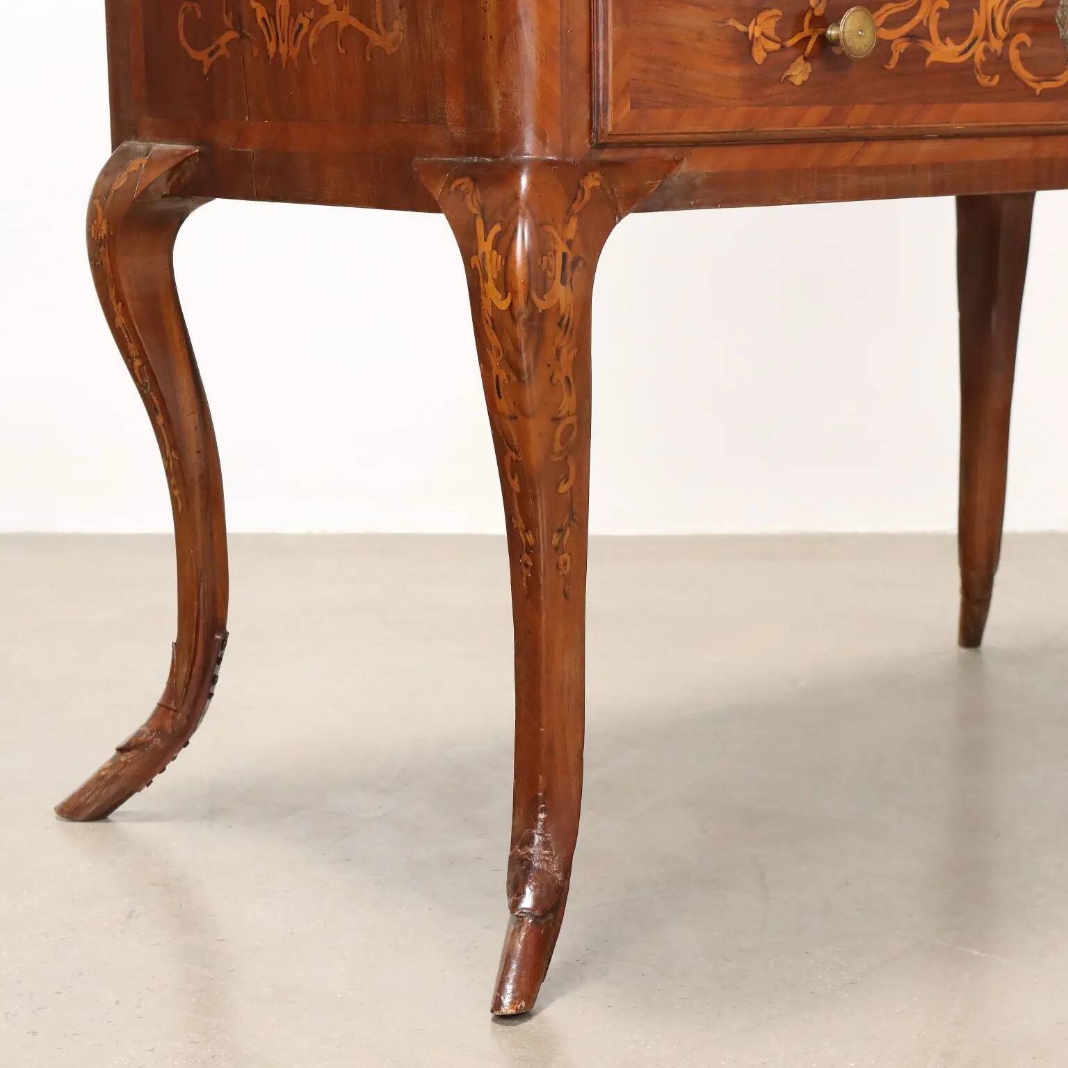 Antique writing desk in walnut with drawers and inlays, Italy, 18th century.