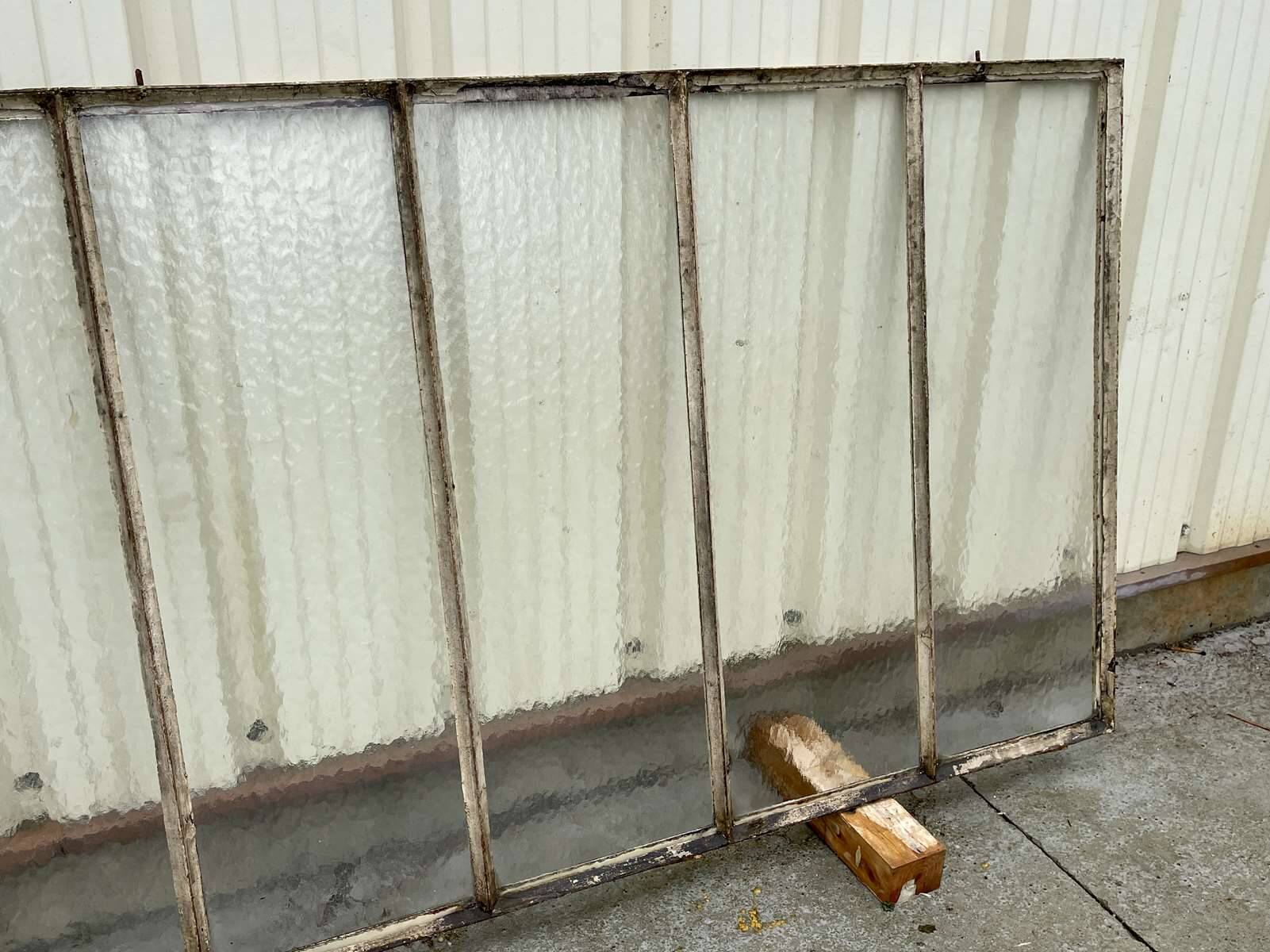 Workshop canopy from the early 20th century in cast iron (1 pane with a crack)