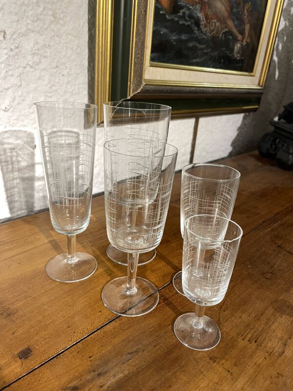 Ensemble de 50 verres cisèlés