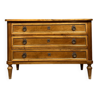 Superb Louis XVI period chest of drawers in walnut