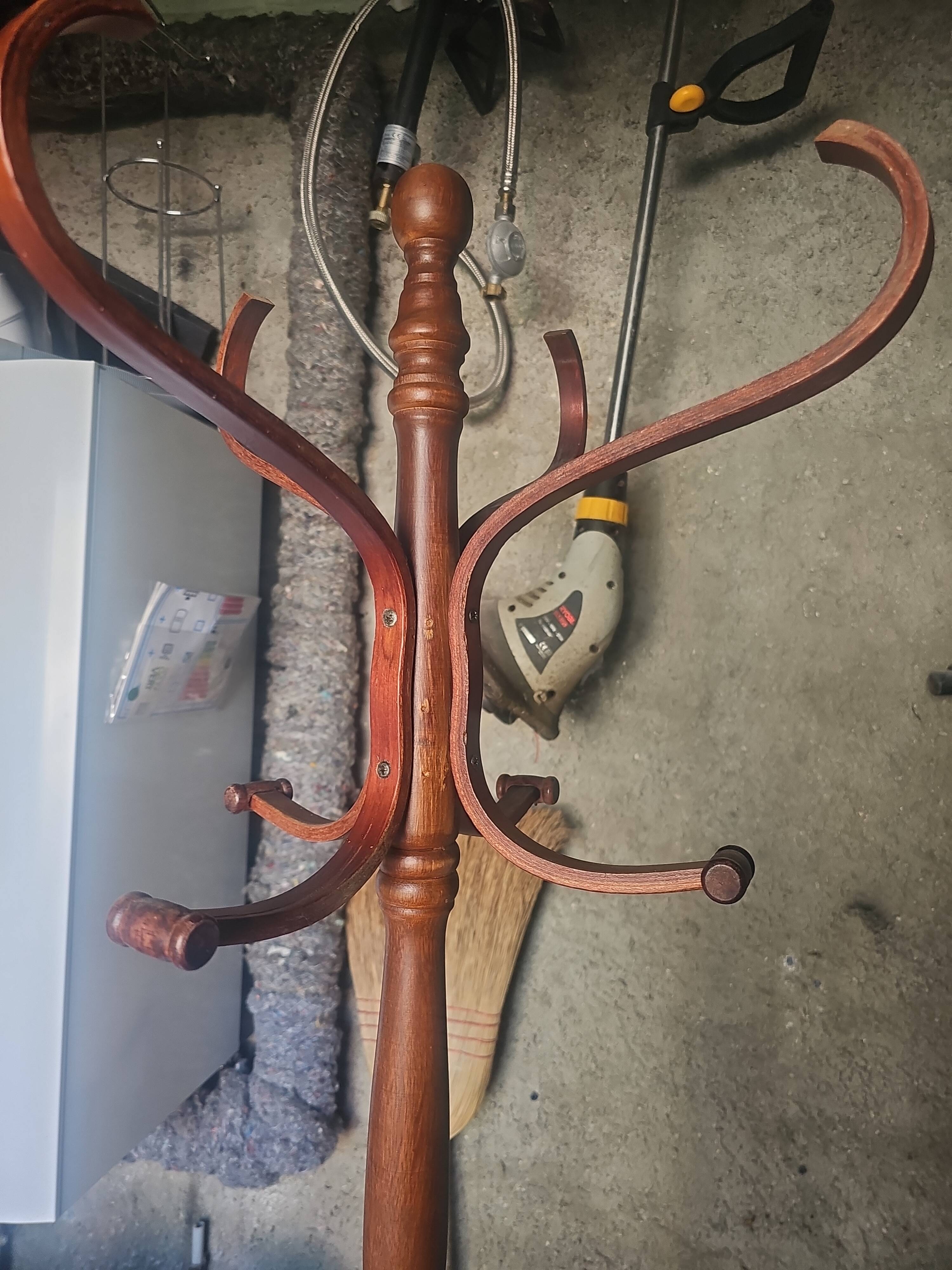 Curved wood coat rack – Thonet style