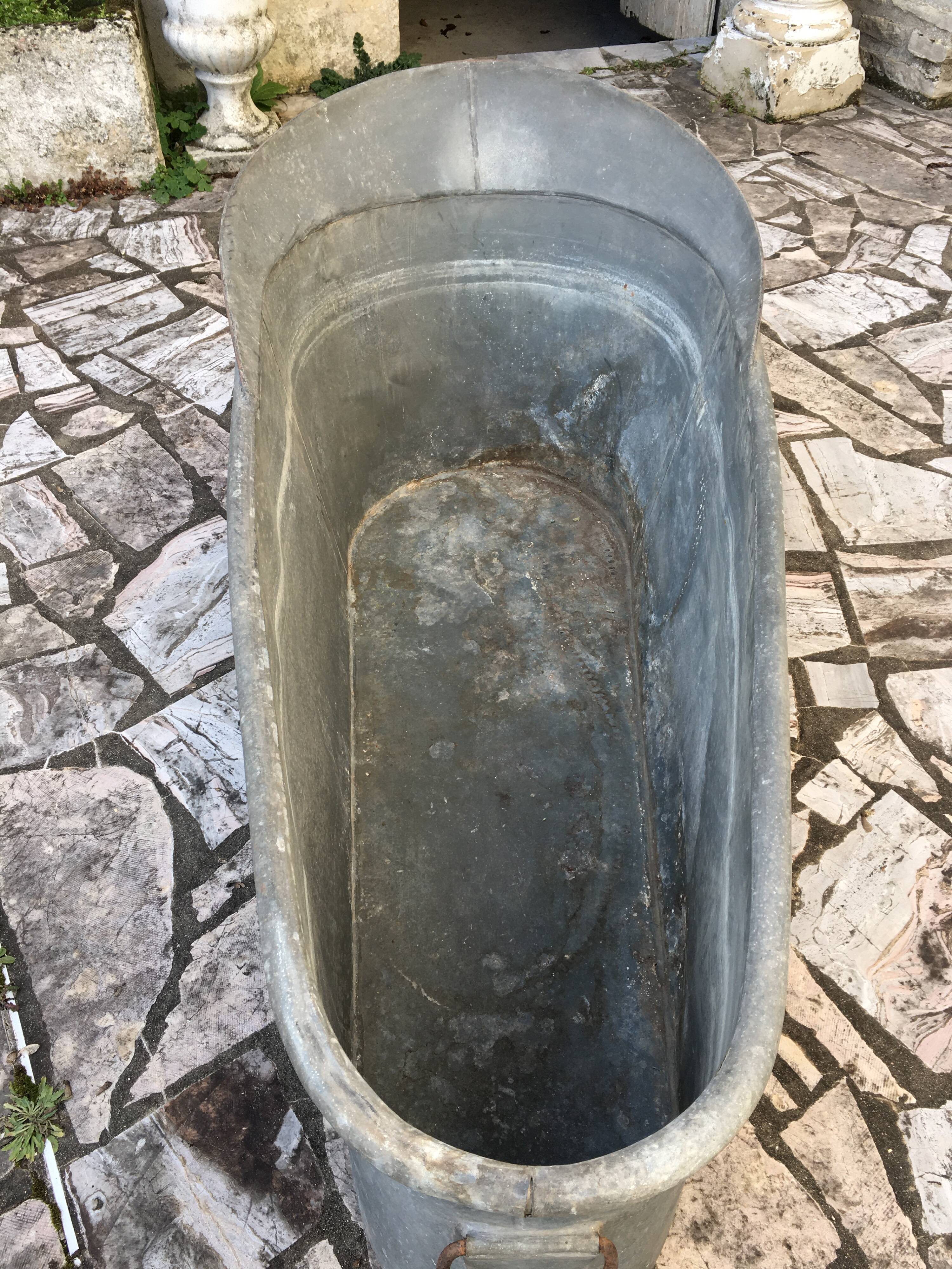 Zinc bathtub of the nineteenth