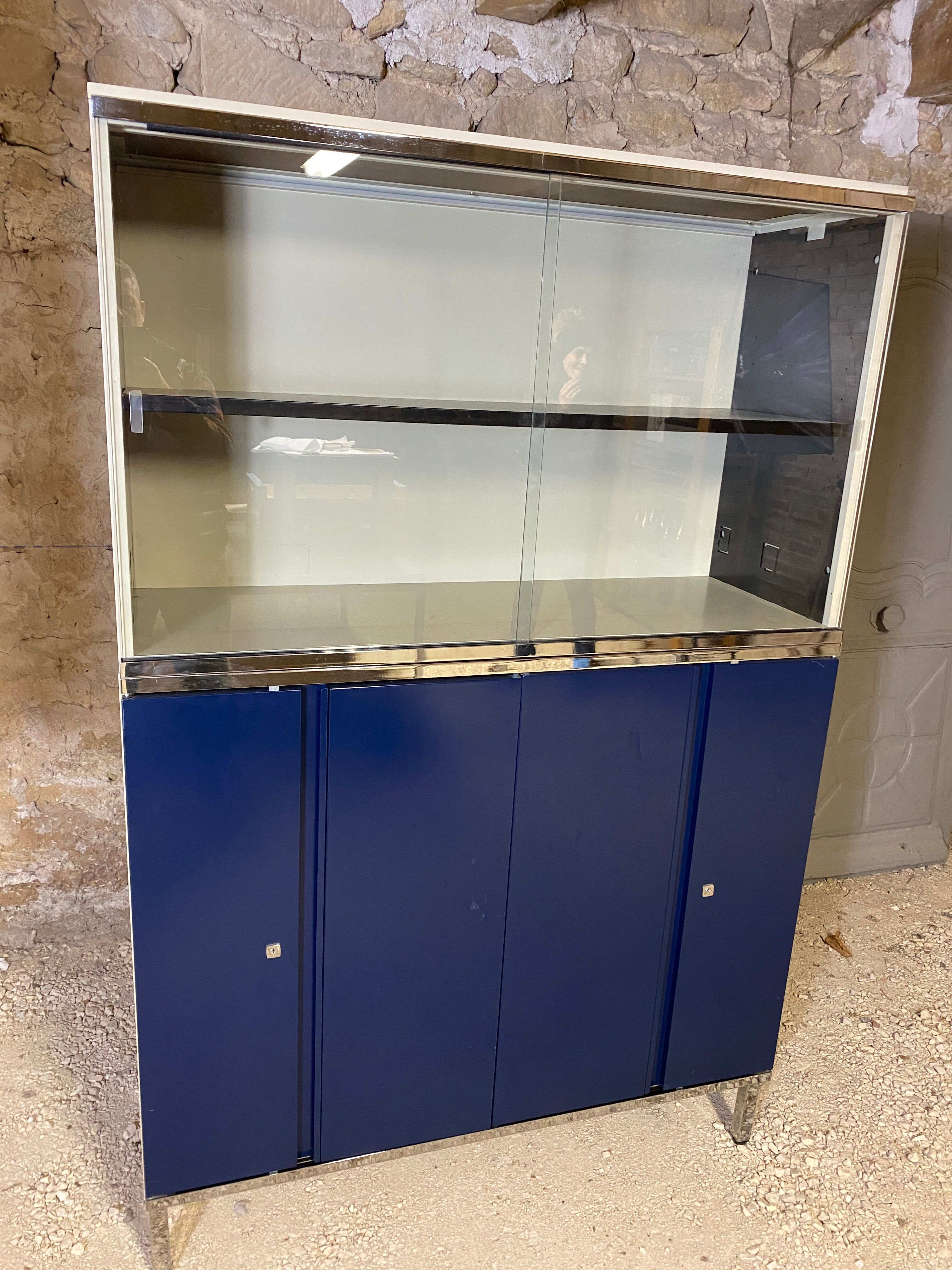 Filing cabinet with suspended back