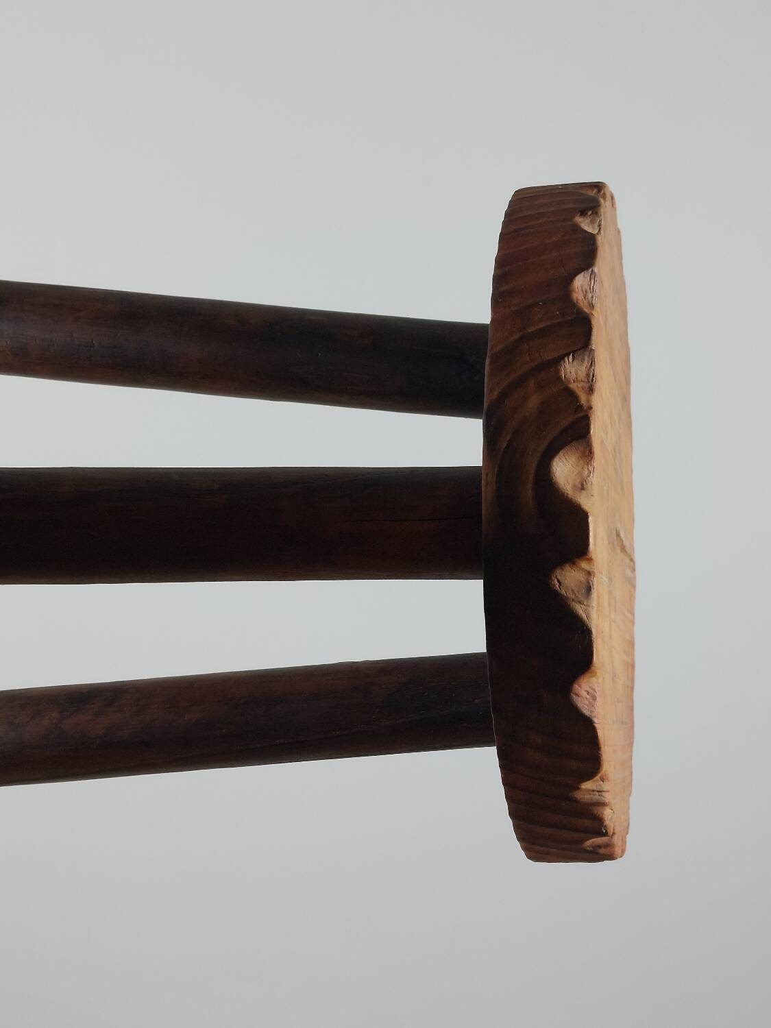 Tabouret de lait vintage à trois pieds en bois de style brutaliste avec décor sculpté