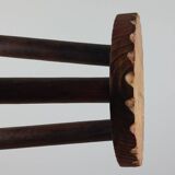 Tabouret de lait vintage à trois pieds en bois de style brutaliste avec décor sculpté