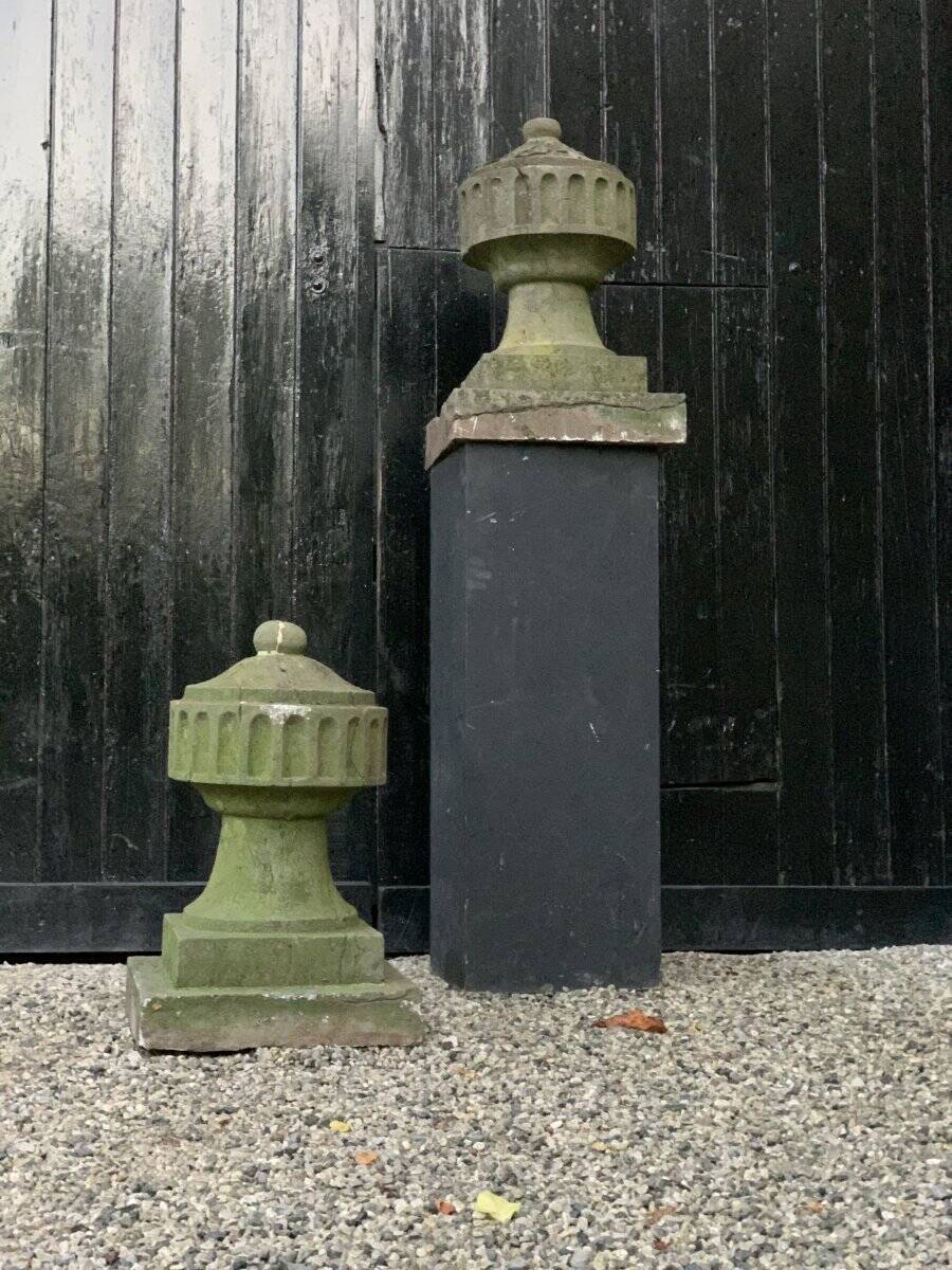 Pair of decorative elements for the tops of pilasters, blue stone, Louis XVI