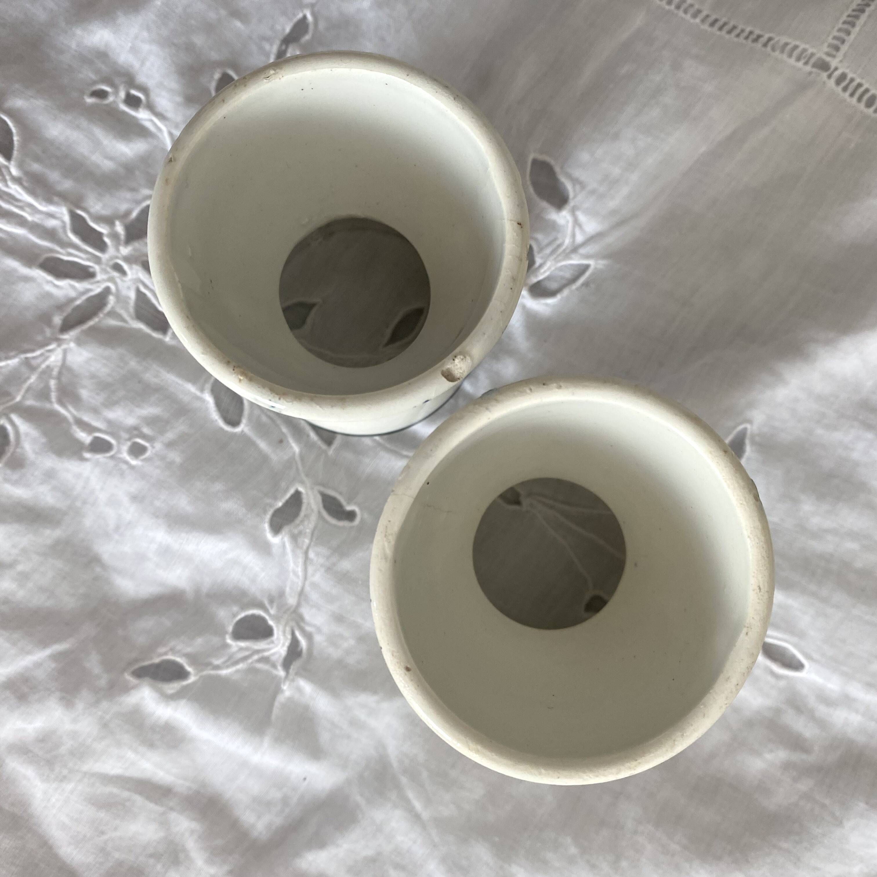 Diabolo egg cups in iron earth