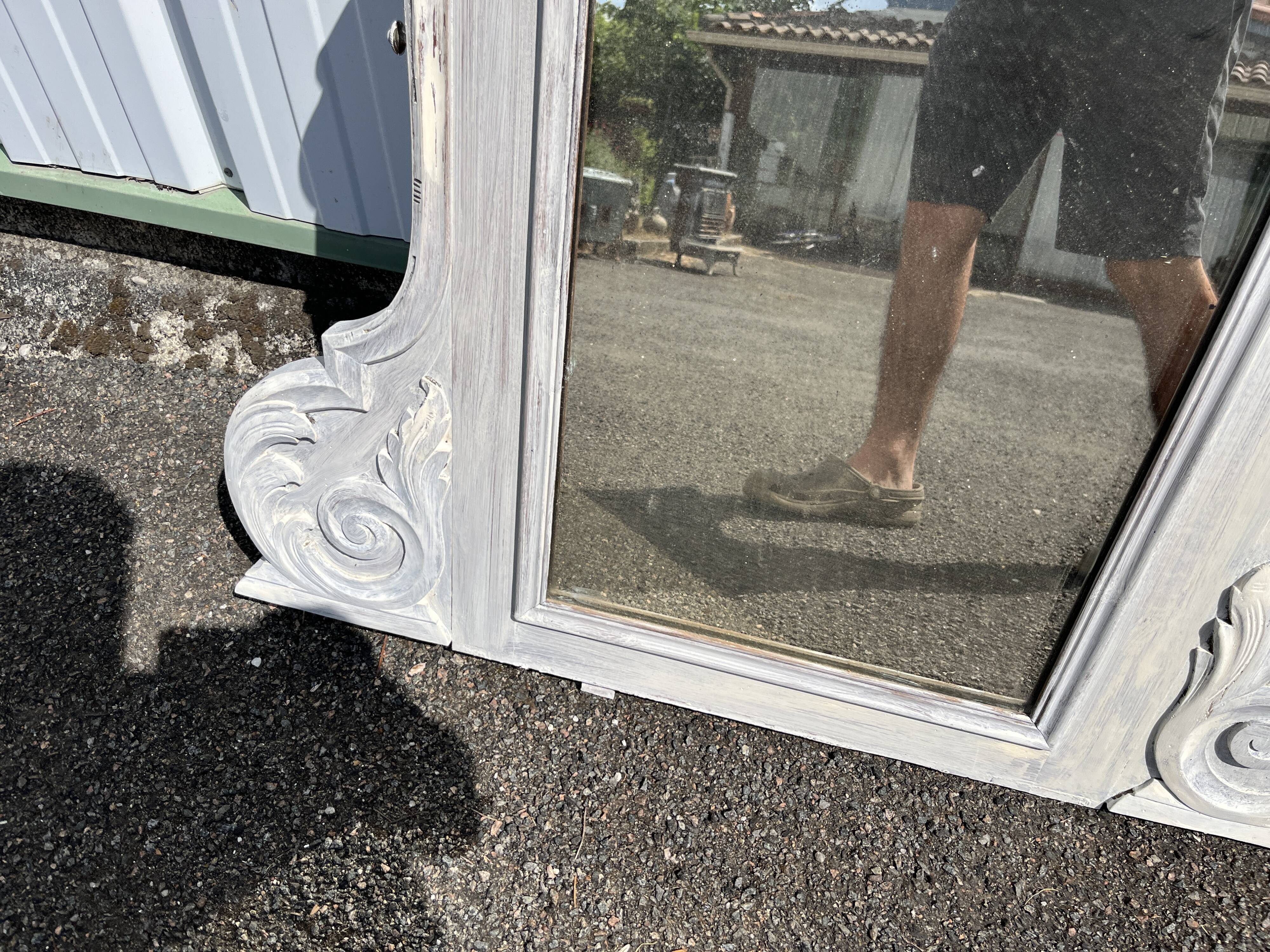 Large decorative mirror in carved wood with shabby patina
