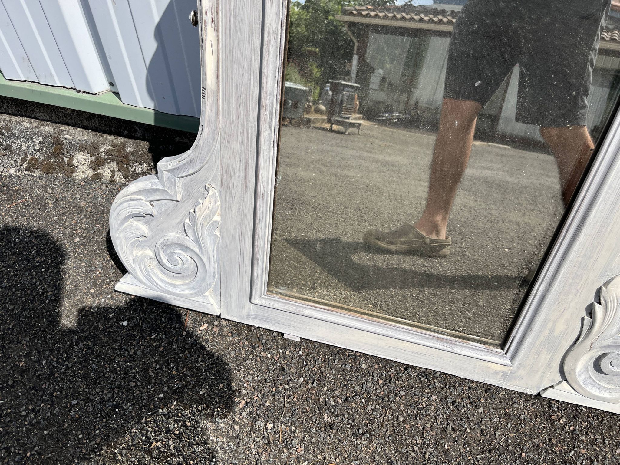Large decorative mirror in carved wood with shabby patina