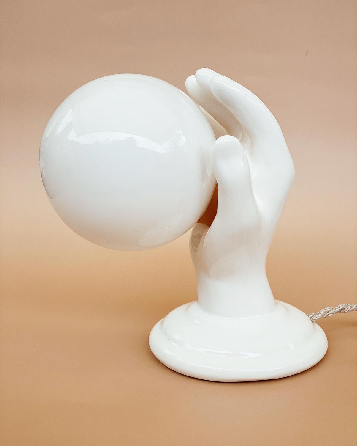 Applique murale baladeuse main en céramique globe opaline