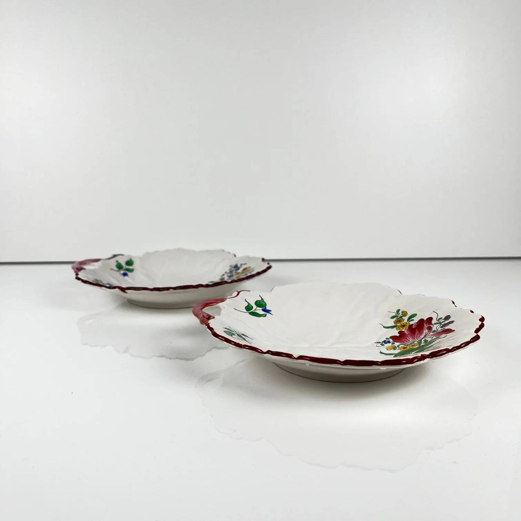 Set of 2 leaf-shaped bowls, Réverbère model by KG Lunéville, tulip and rose pattern.