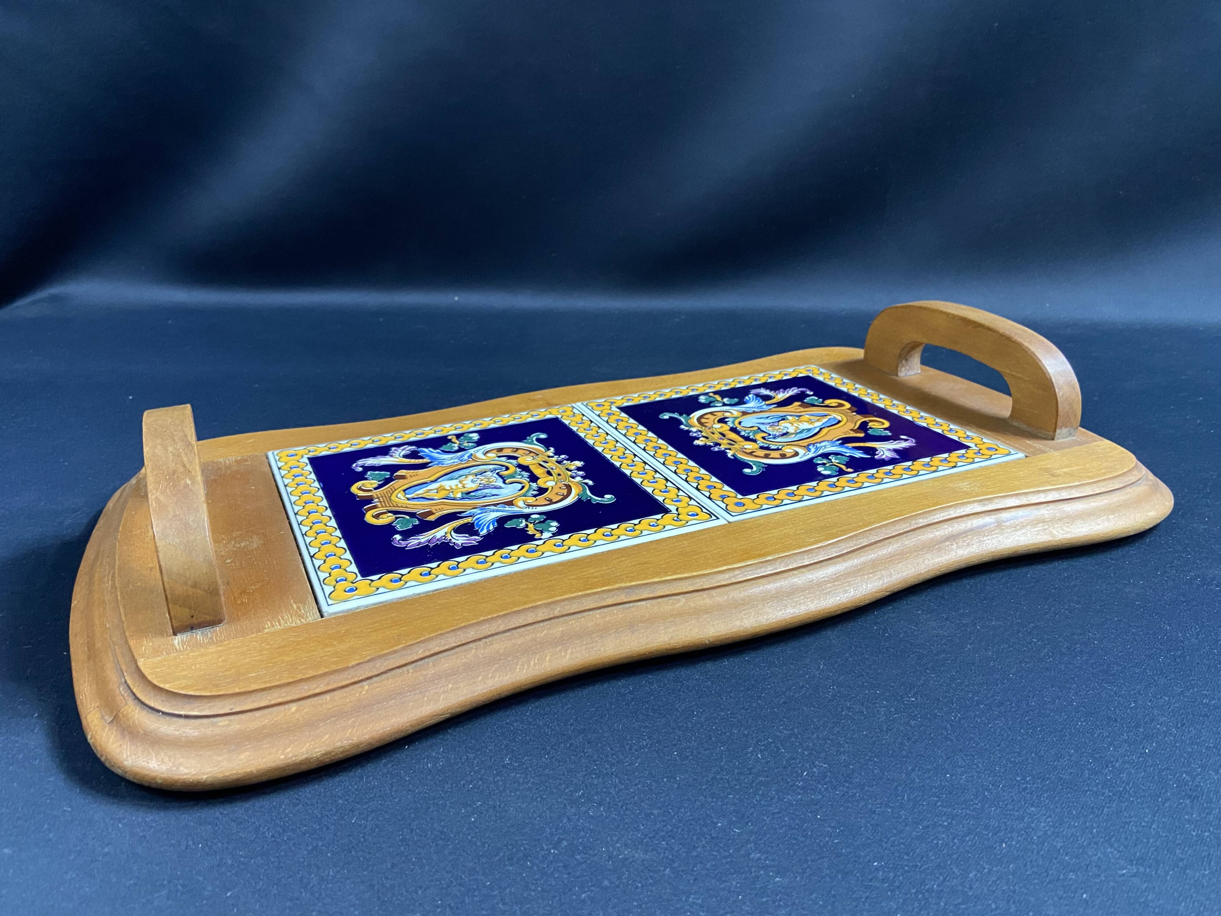 Plateau de service en hêtre et carreaux faïence de Gien décor Renaissance
