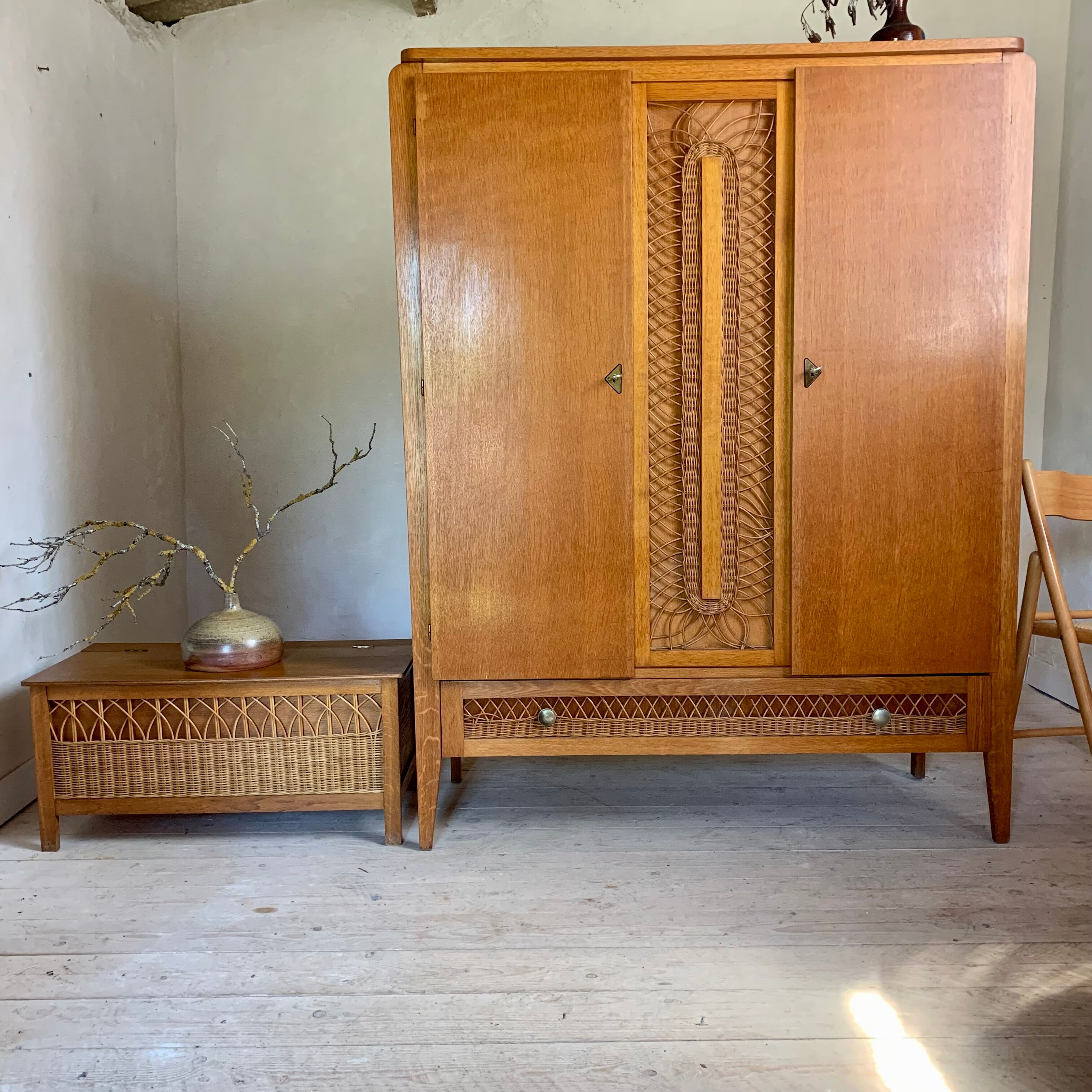 Armoire chêne et rotin vintage