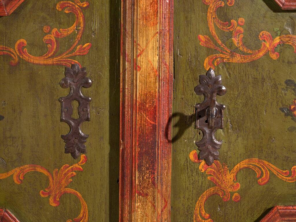 Armoire ancienne peinte en bois de pin – Austrie, 1831
