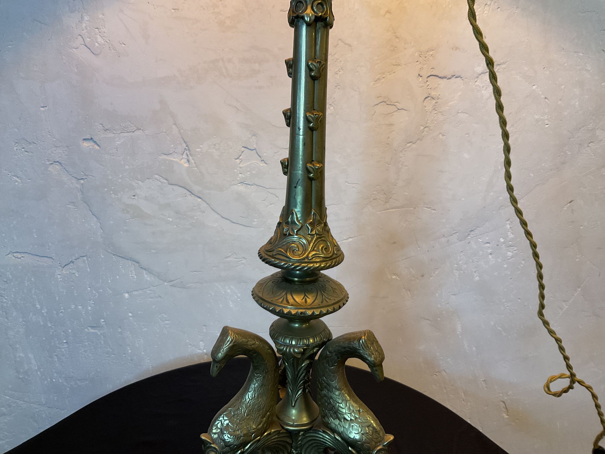 Lampe pique cierge bronze tripodes décor aigle