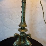 Lampe pique cierge bronze tripodes décor aigle