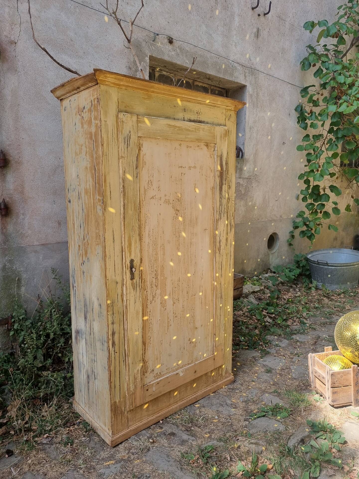Wooden bonnetière