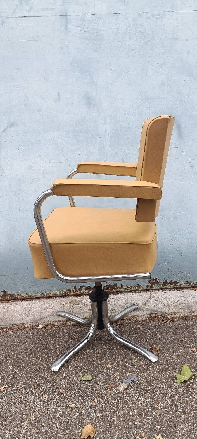 Tulip-shaped office chair