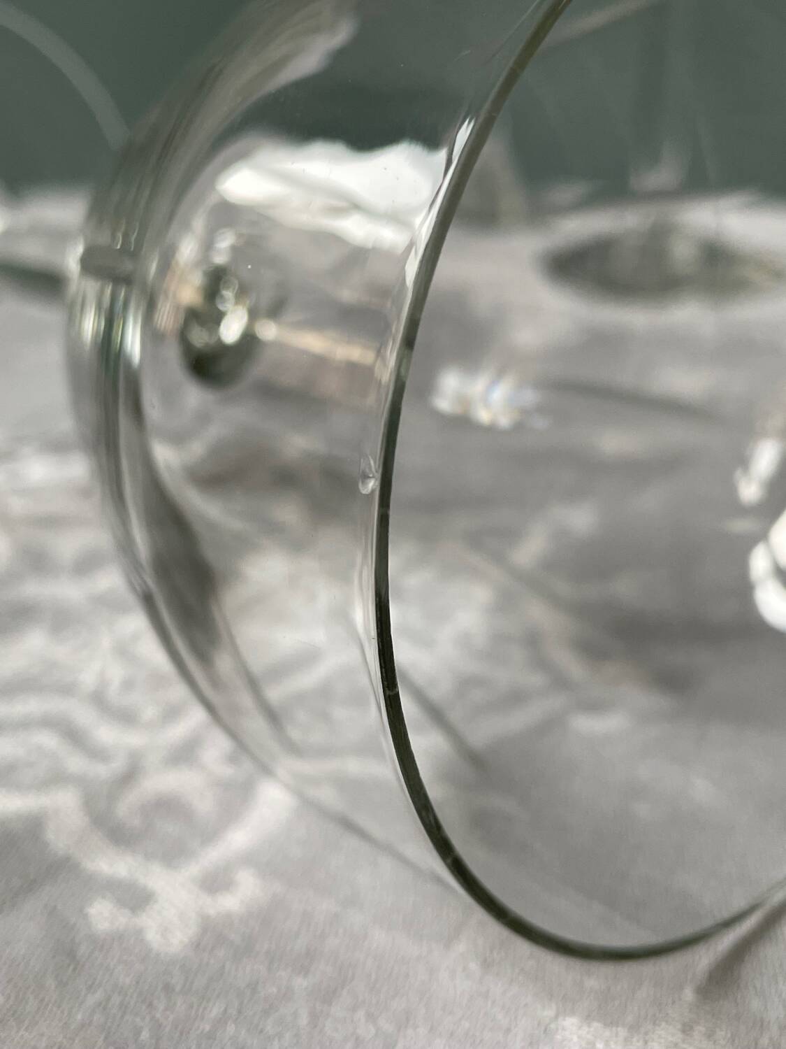 Série de 9 verres à pied gravés, vers 1950