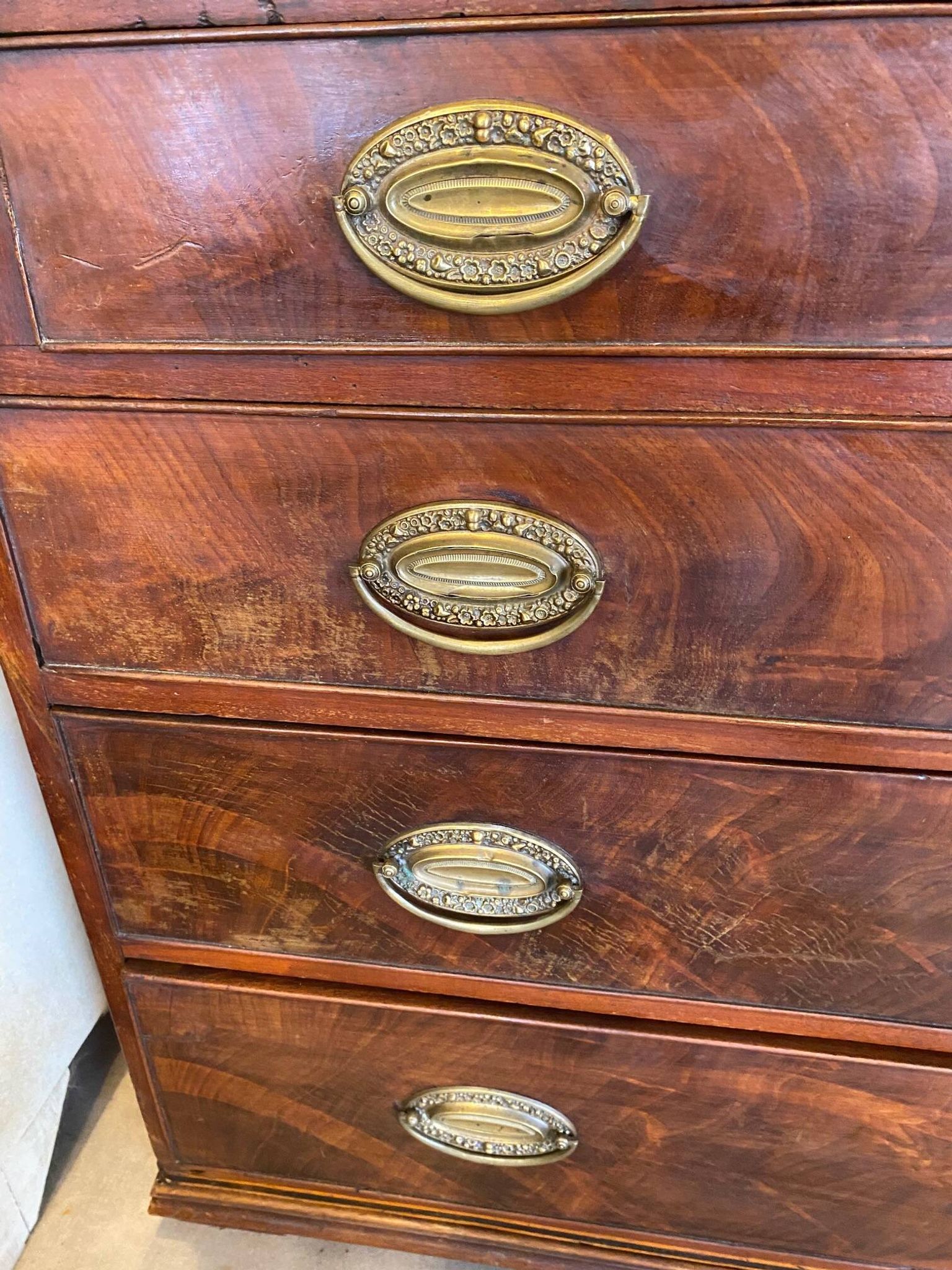 Bureau scriban anglais xixeme acajou avec tiroirs ferrures bronze boutons en os