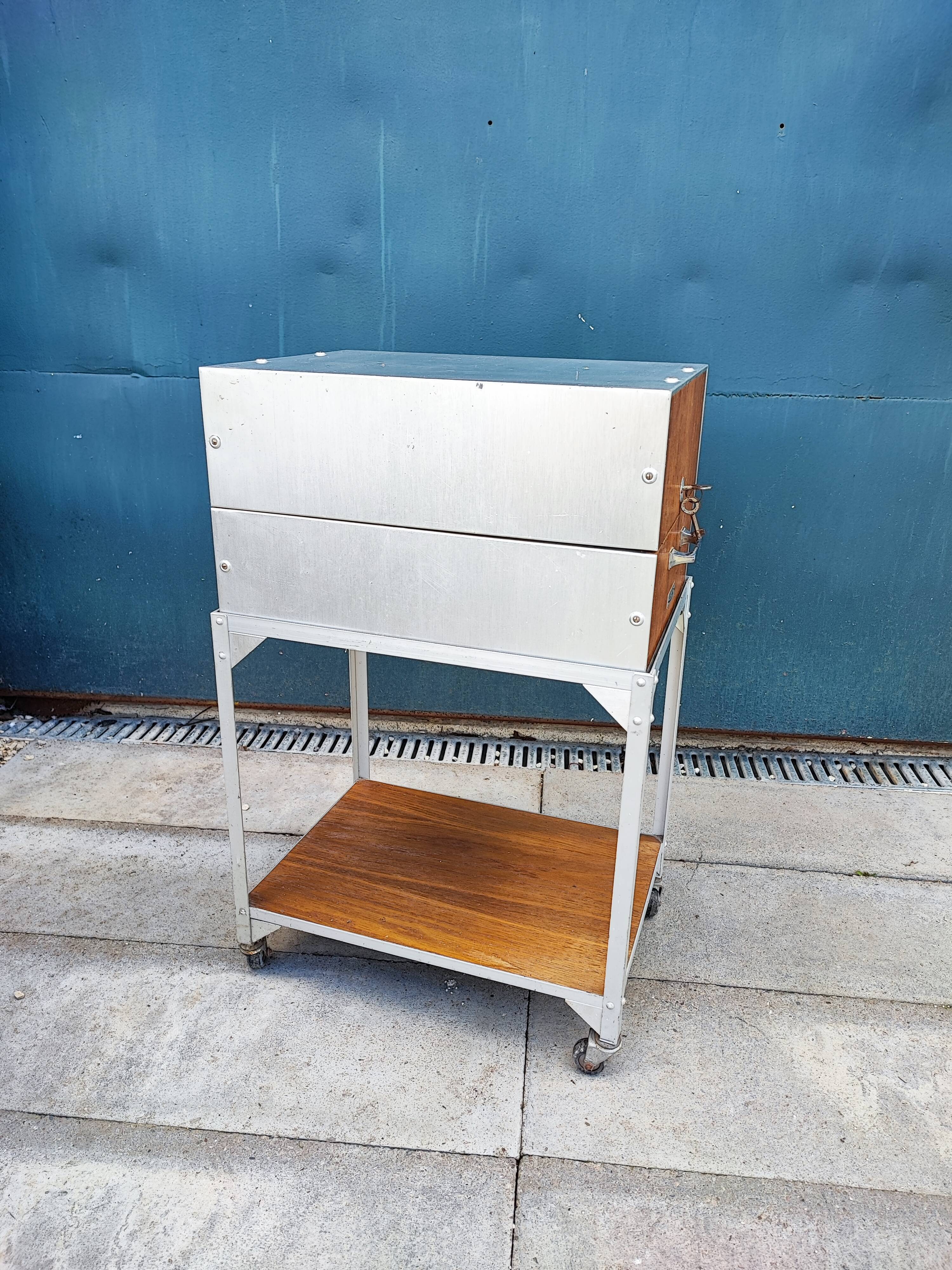 Metal binder ruwa bell