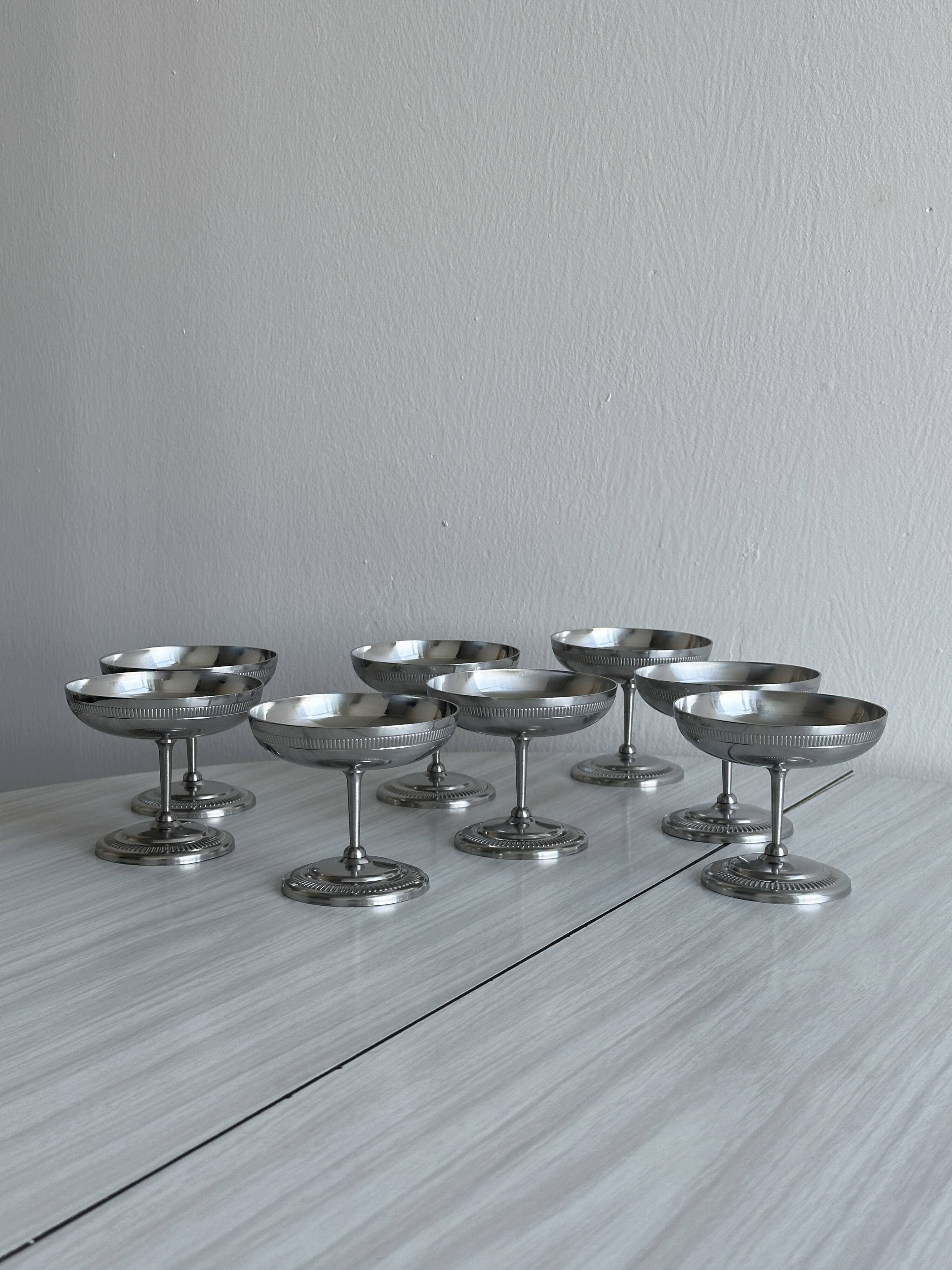 8 coupelles sur pied en inox