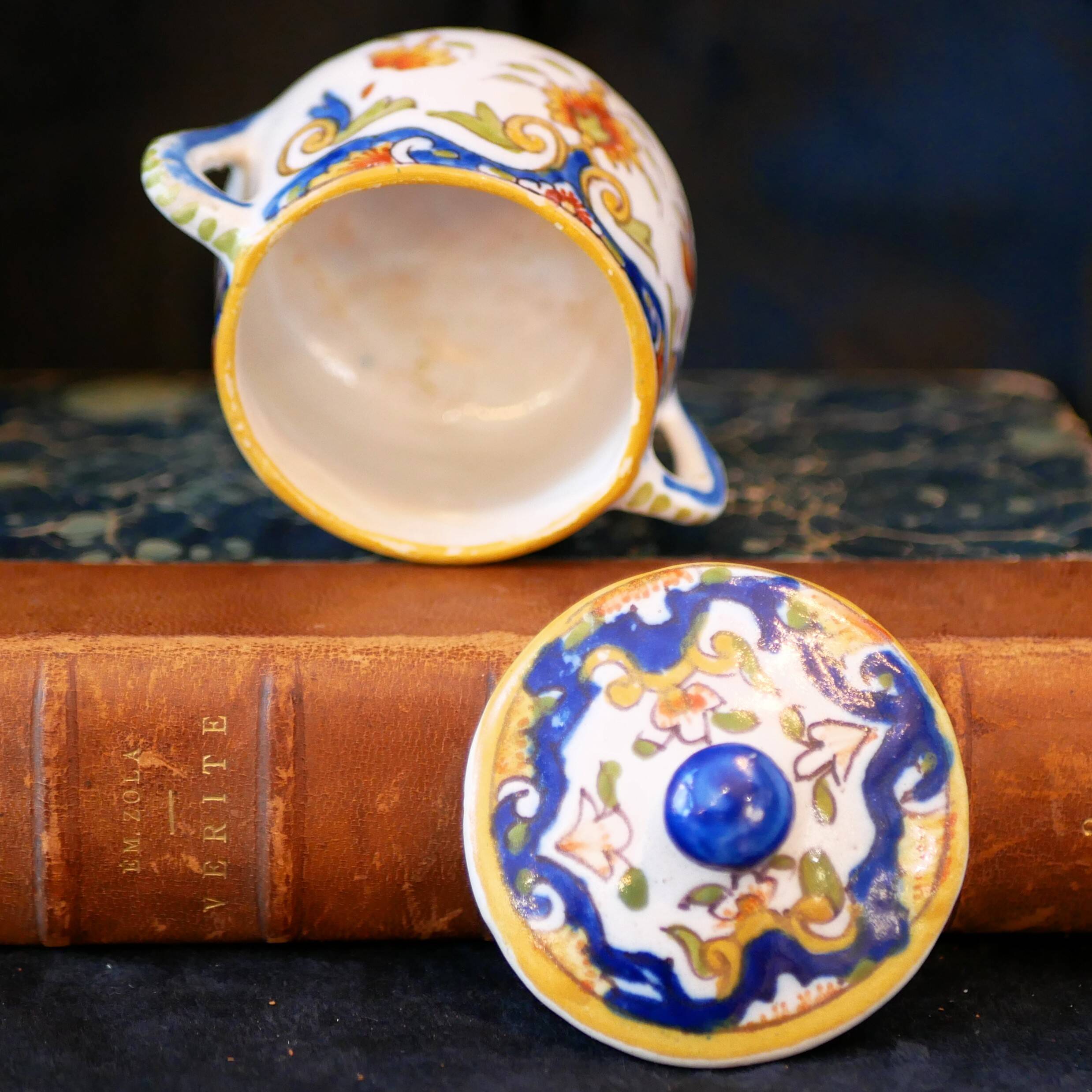 Sucrier ancien de Rouen décoré des armoiries de Saint-Nazaire