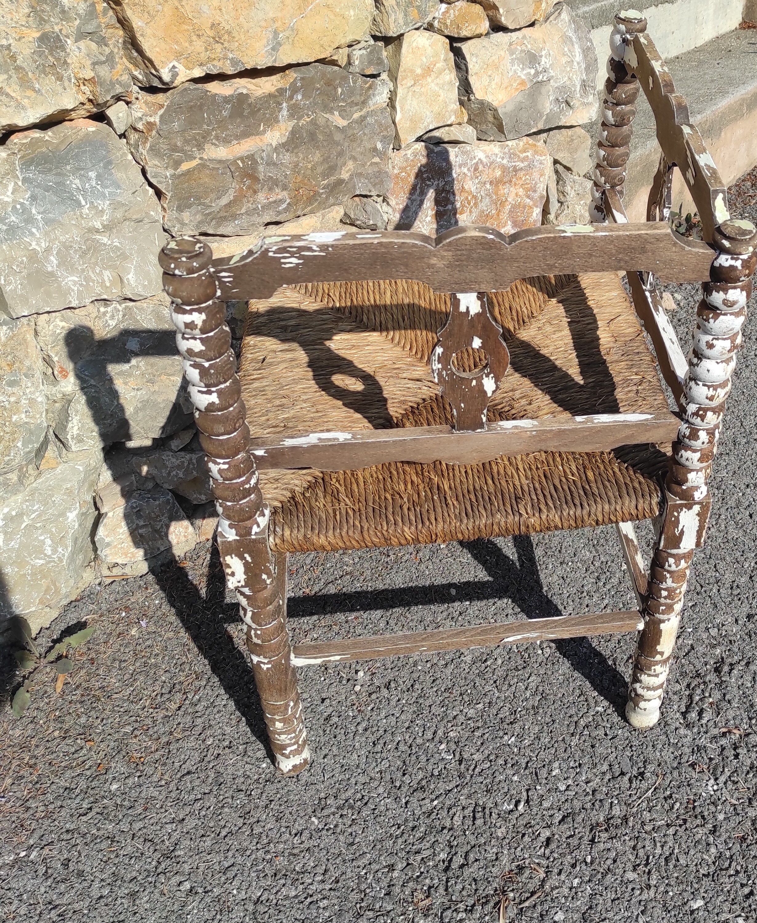 Wooden corner chair with seat mulched