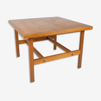 Table basse en chêne conçue par Hans J. Wegner à partir des années 1960