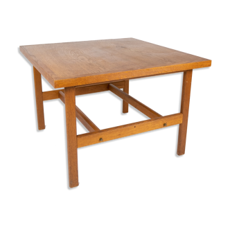 Table basse en chêne conçue par Hans J. Wegner à partir des années 1960